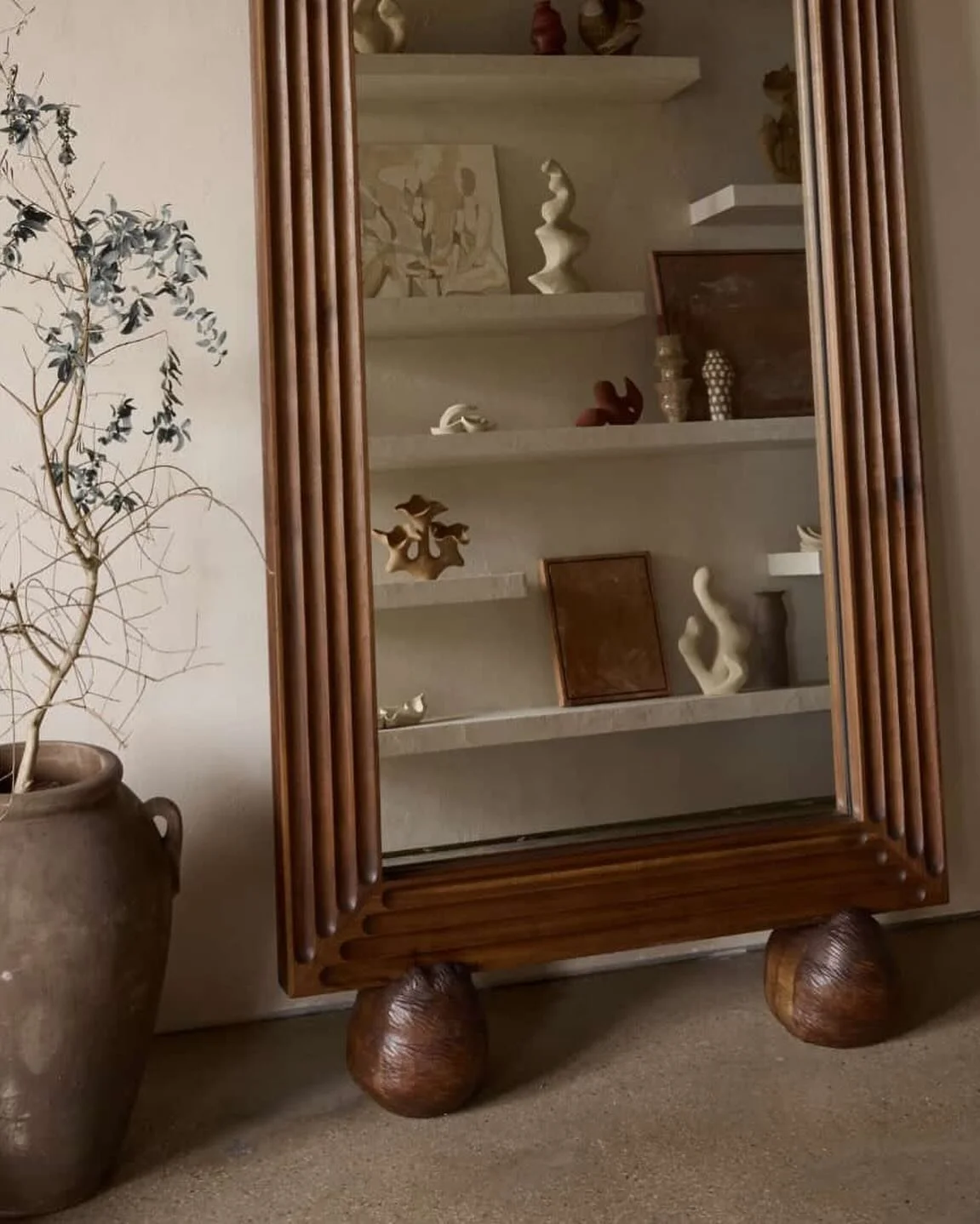 Mirror, Mirror on the wall&hellip; a cute little @ashleyjosephmartin mirror moment from the @les.collection showroom with @lostquarry sculpture&rsquo;s reflected back.