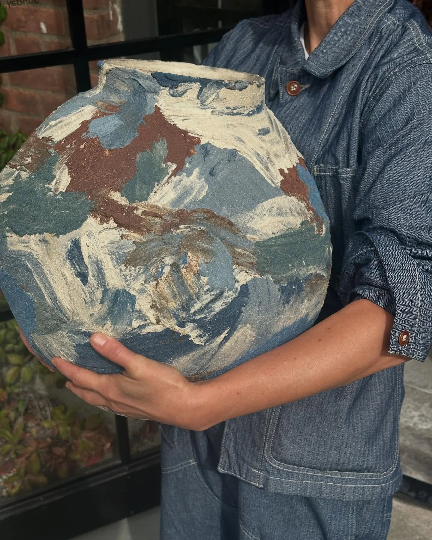 I&rsquo;ve got the whole world in my hands&hellip;
Back in my @asevernyc uniform, holding this new vessel to show its scale. It was never meant to look like the world, but somehow it carries that same aliveness, the rhythm of the ocean, the clouds, a