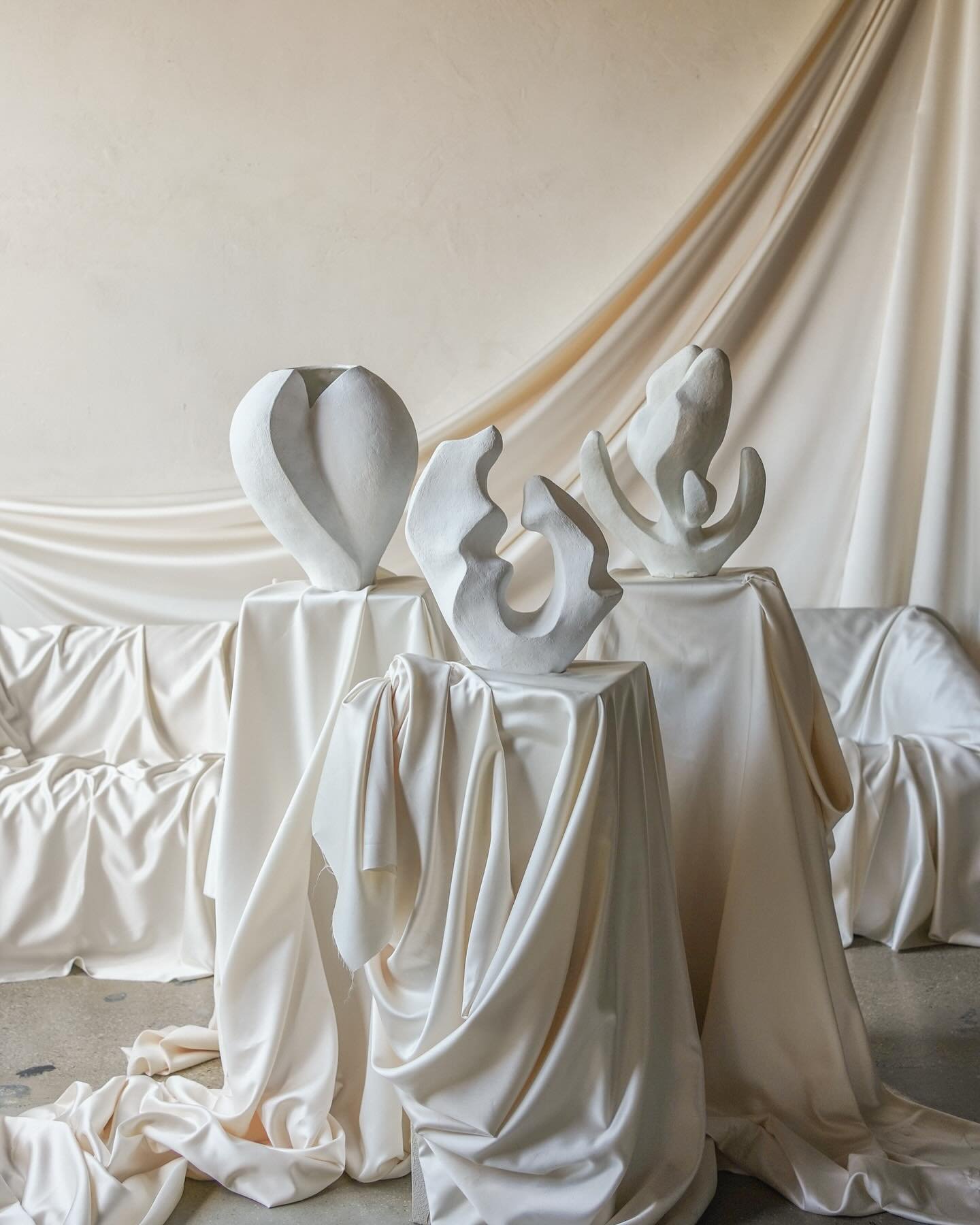 It&rsquo;s always a joy to see others&rsquo; still lifes of Lost Quarry sculptures , the way they&rsquo;re placed, lit, and loved makes them feel whole, alive, complete.
The other day, a friend asked if I had an artist pass for @themuseumofmodernart 