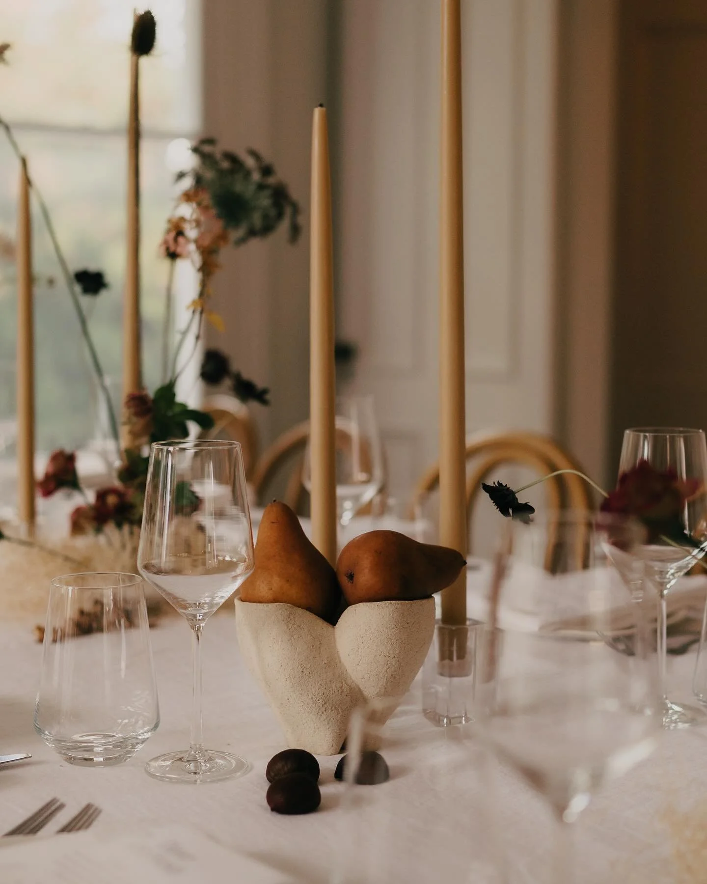 Thanksgiving means a joyful mess: a full house, towering dishes, mismatched leafy patterned linens, and vintage platters doing their yearly duty. It&rsquo;s chaotic, and comforting.
Still, I can&rsquo;t help but swoon over a more curated moment.
Drea