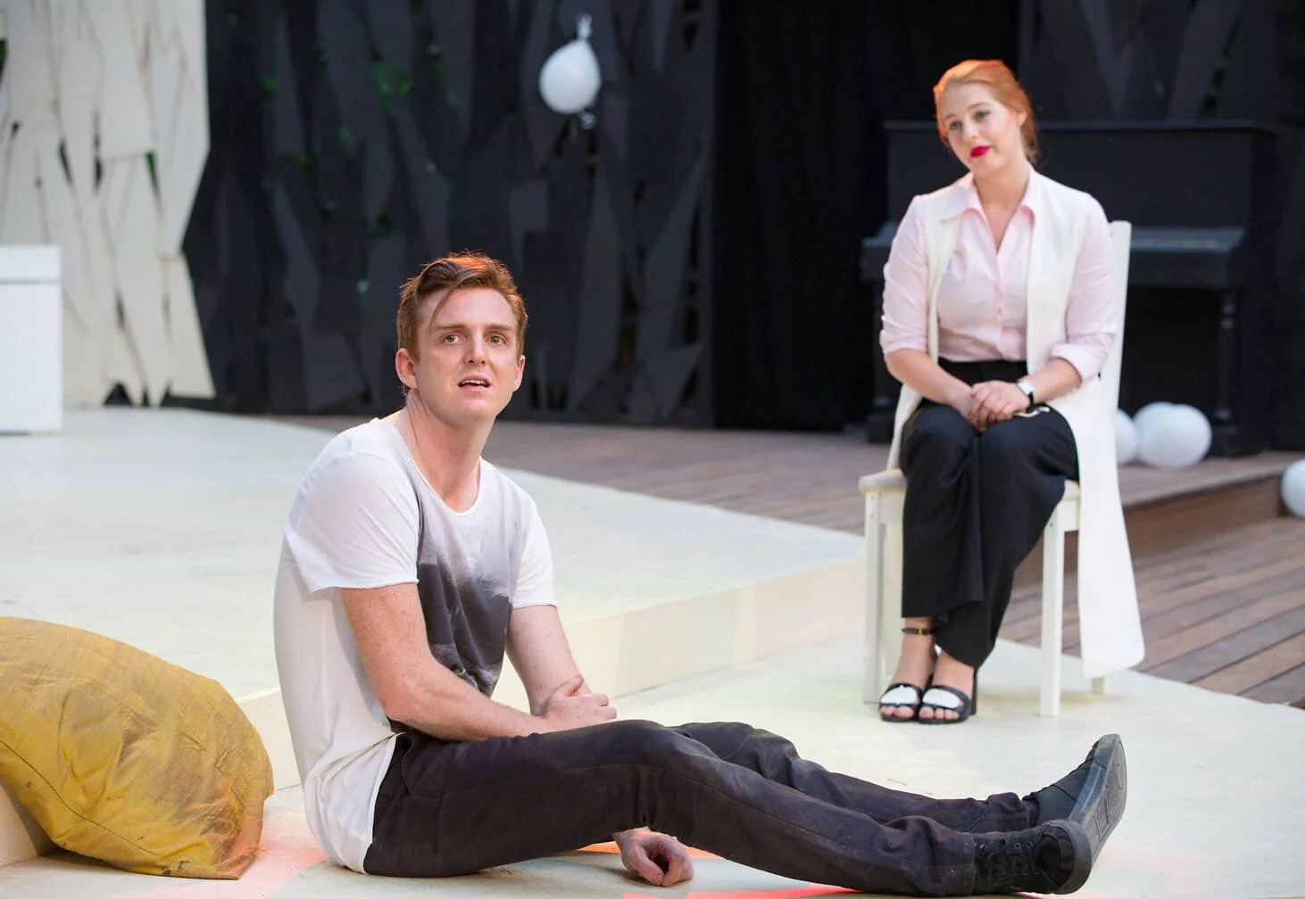 Frank Cox-O'Connell & Raechel Fisher in Hamlet - Photo Cylla von Tiedemann.jpg