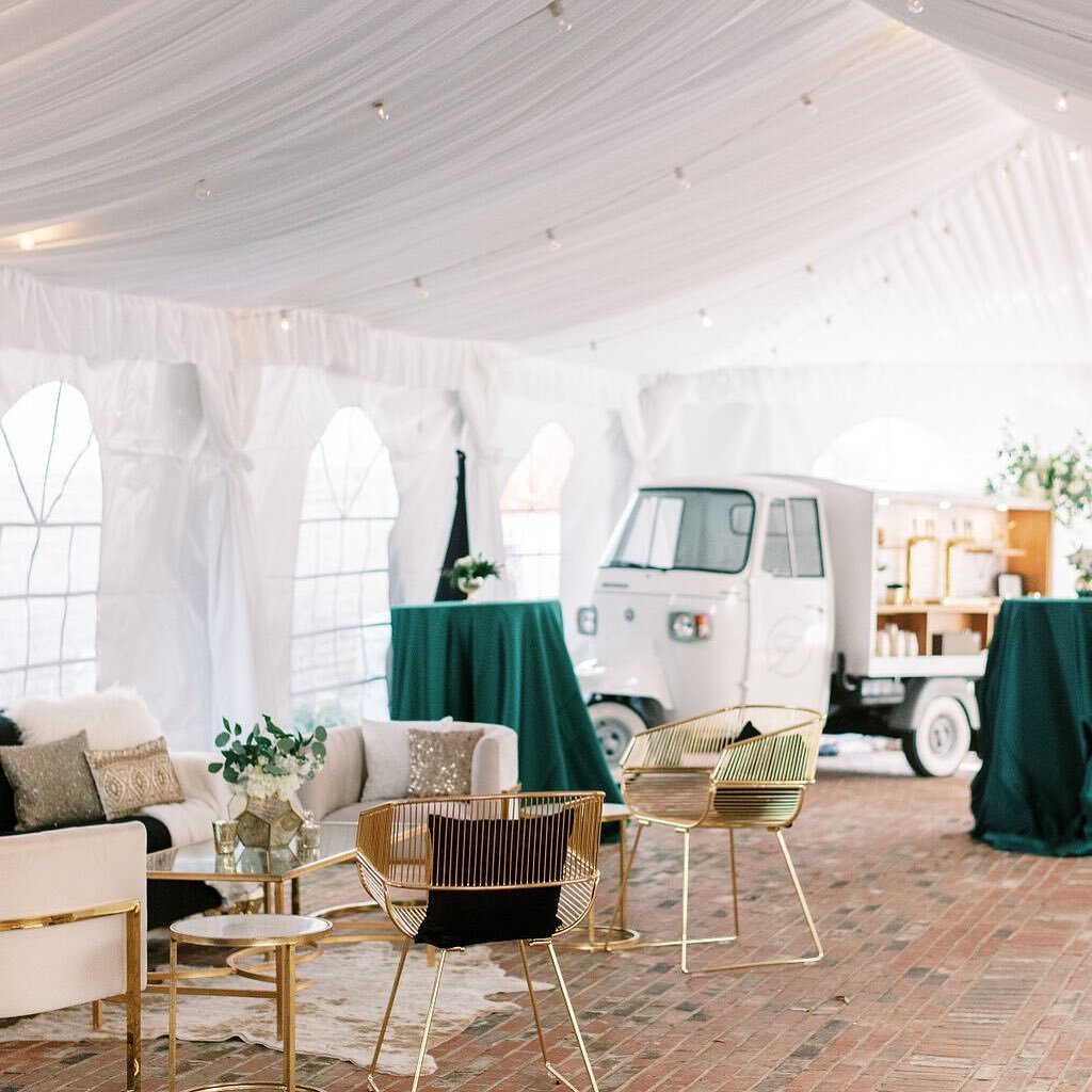 It&rsquo;s a perfect cocktail hour in our courtyard any time @getfizzyatl is featured!
.
.
.
.
.
.
.
.

Host, Design, Florals, Rentals: @missmillys
Photography: @glorious.moments
Planning and Coordination: @lauraburchfieldevents
Video: @palmettofi