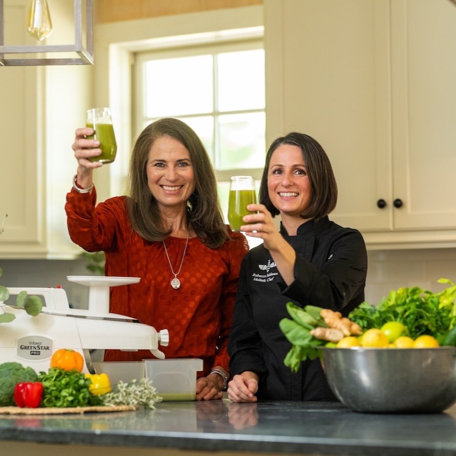 Anna+and+Rebecca+Toasting+with+Green+Juice+geotag.jpg