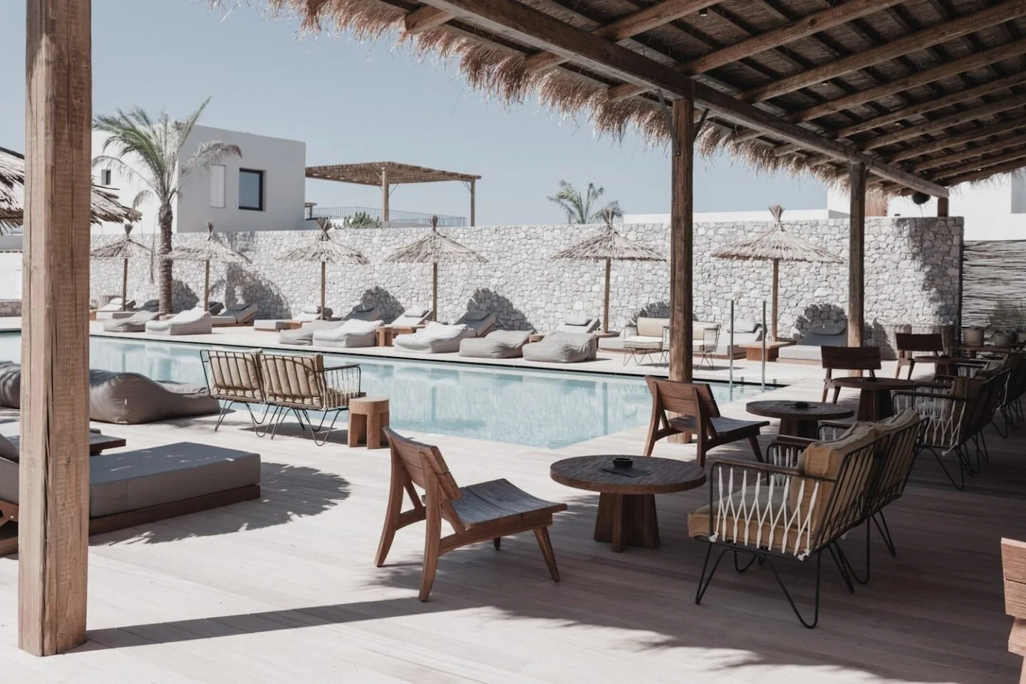  Náttúrulegur efniviður hvort sem er í húsgögnum eða byggingu. Mig dreymir um að liggja þarna í sálarfríi og kæla mig í lauginni! 