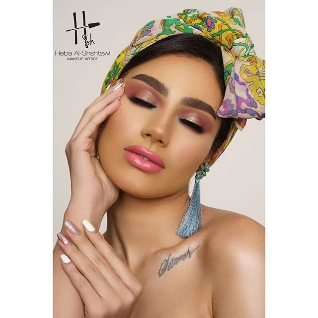 نفس اللوك السابق غيرت الروج ل بينك فاقع شوي 
رئيكم 🥰

Spot light shadow with nude lips 🥰
في توتوريال قوي فيه شرح بالتفصيل لنفس اللوك ده. اللوك في الحقيقه والفديو كان رائع وان ش الله تستفيدوا من التوتوريال 😍
نزلتلكم بعض خطوات الميكب ده في فديوهات س