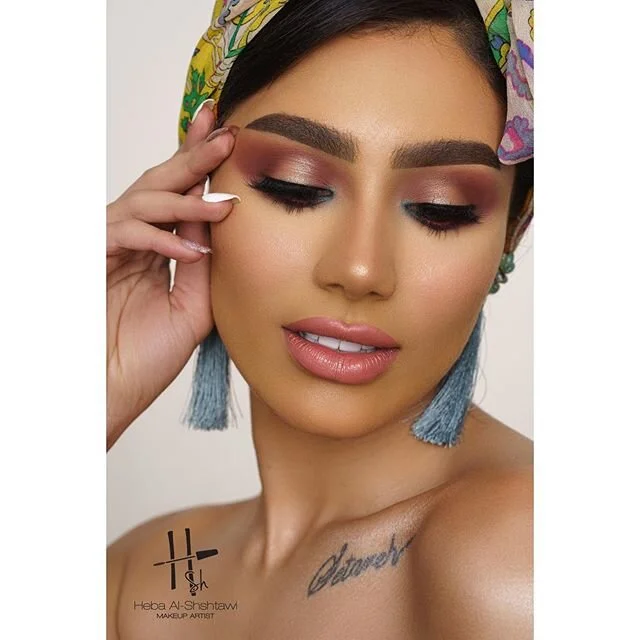 Spot light shadow with nude lips 🥰
في توتوريال قوي فيه شرح بالتفصيل لنفس اللوك ده. اللوك في الحقيقه والفديو كان رائع وان ش الله تستفيدوا من التوتوريال 😍
نزلتلكم بعض خطوات الميكب ده في فديوهات سابقه منتظره ارائكم فيها  اذا فادتكم 🥰🥰 لحجز الميكب وا