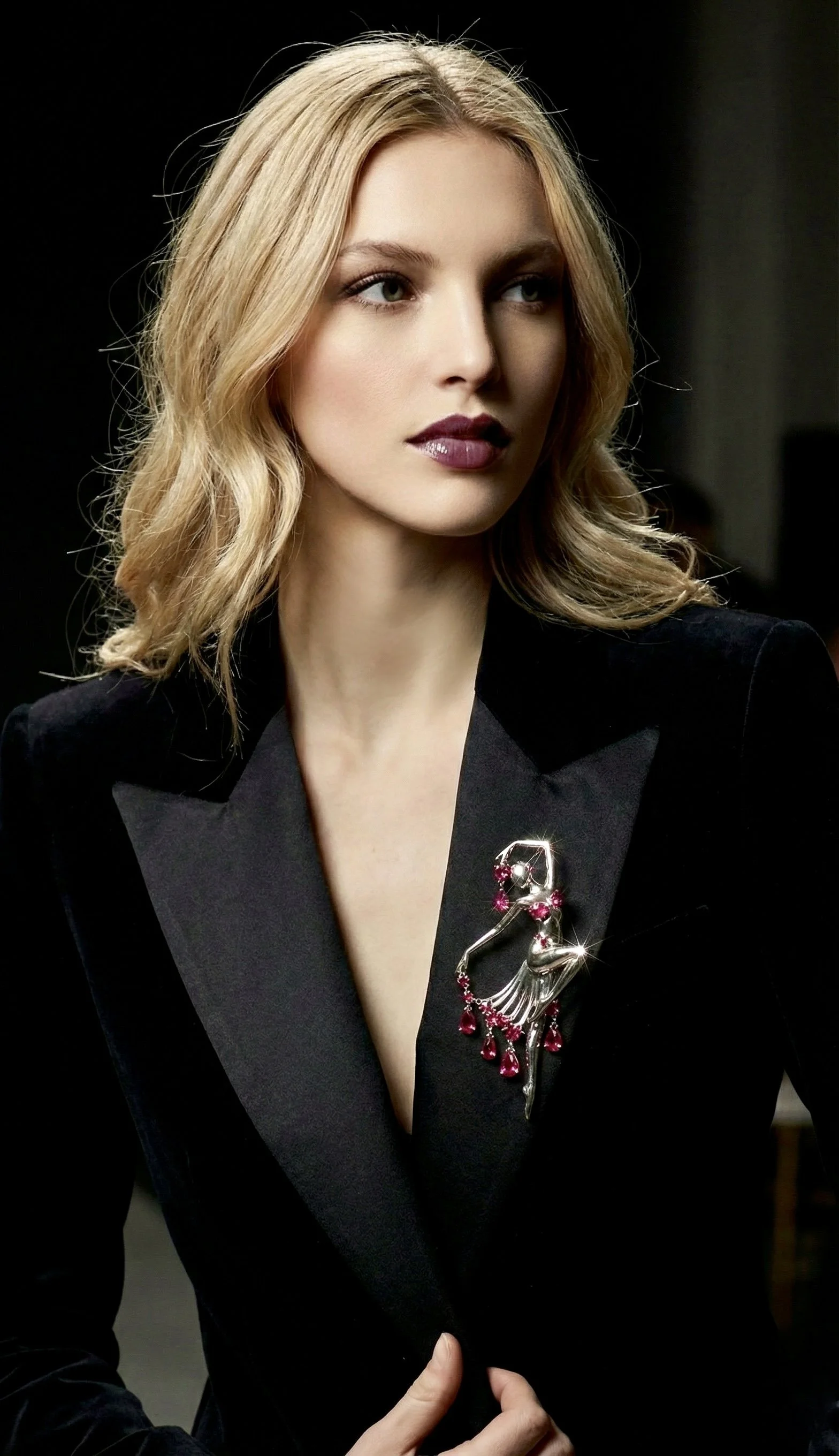 DANCE OF ROUGE
18K white gold, ruby