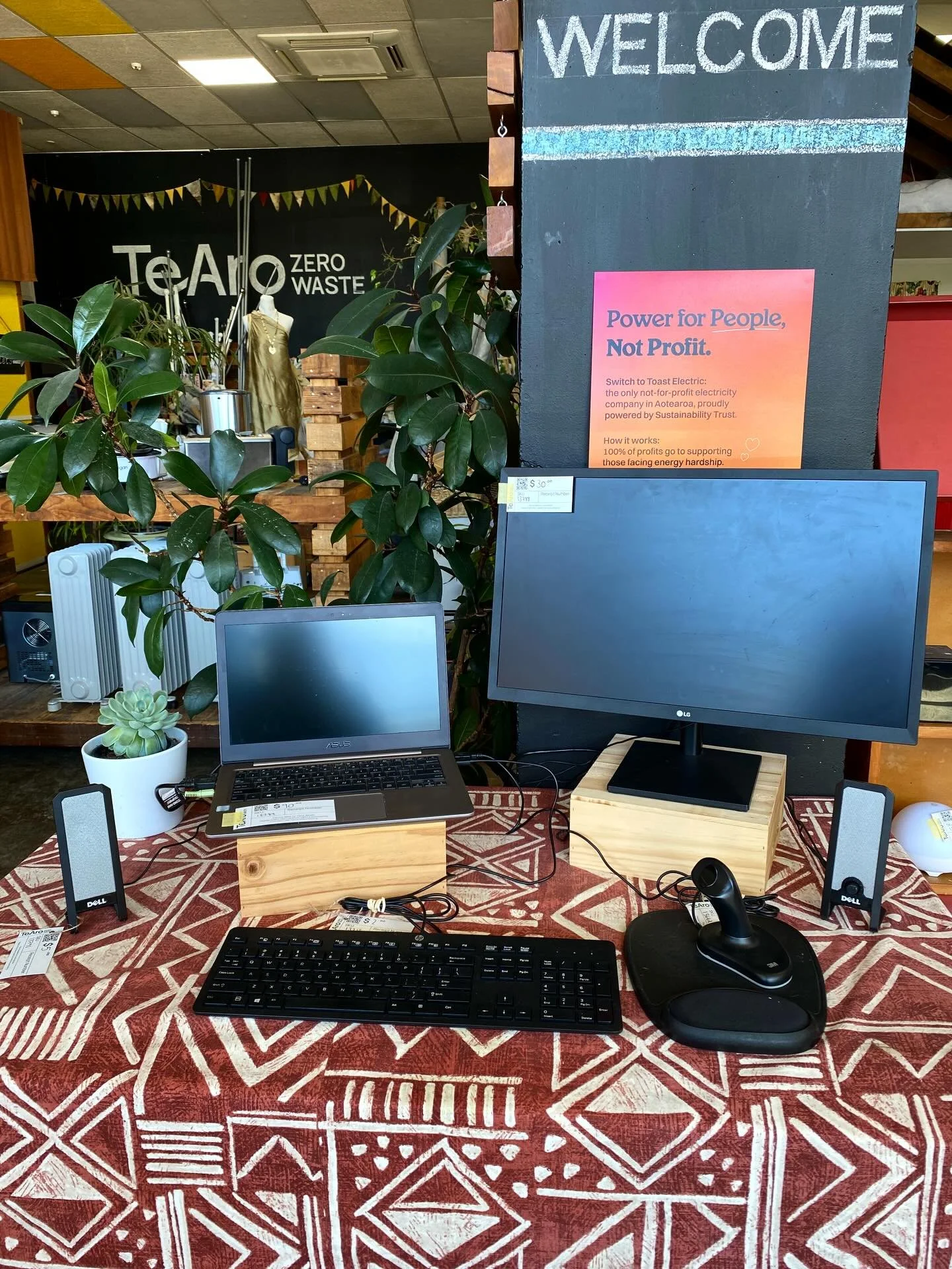 Our friends over at @tearozerowaste are overflowing with goodies! Pop in and check out their deals on second hand items from Wed-Sat, 10am-4pm 💻🔨👾 🪡