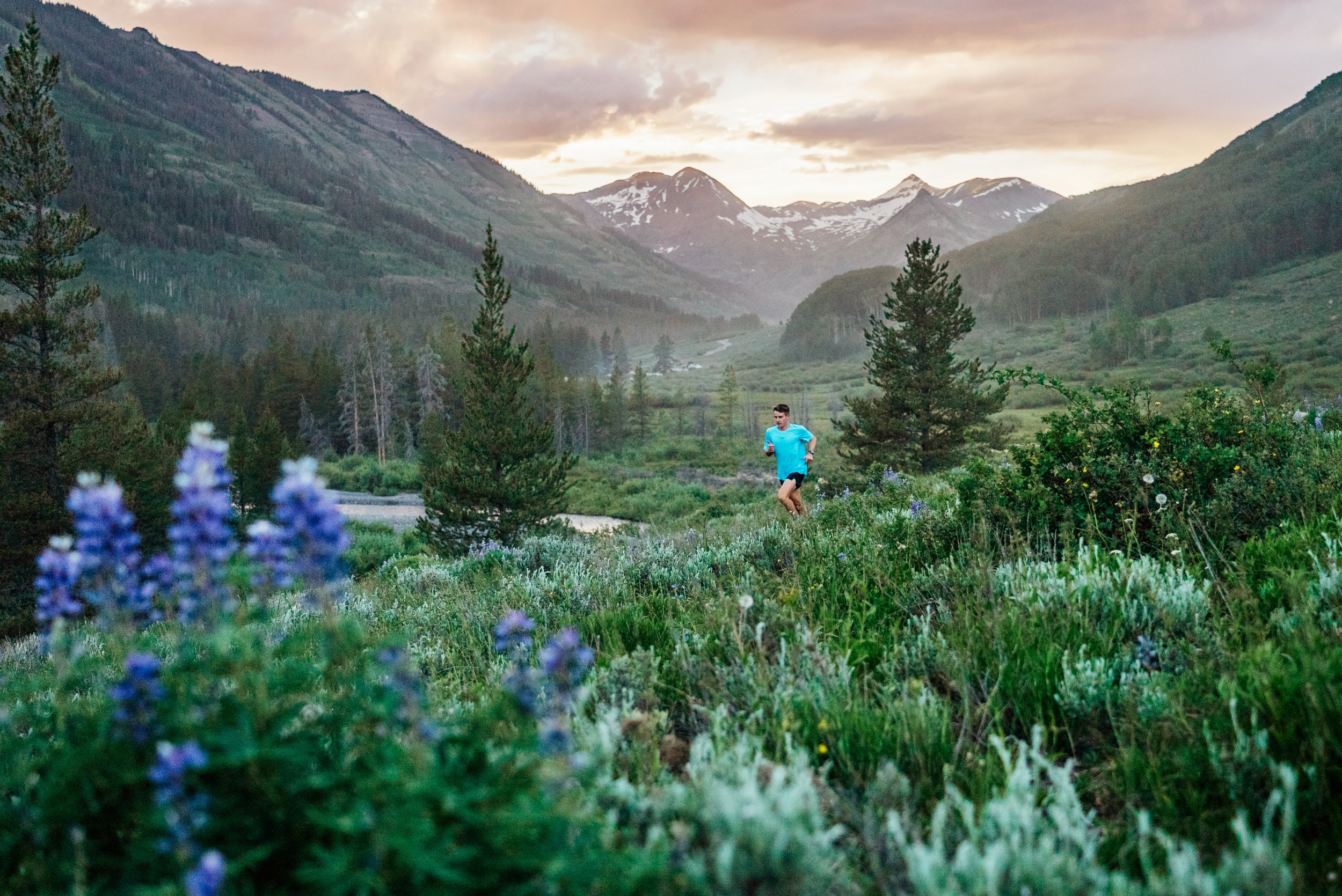 professional trail runner Taylor Stack getting photographed by Roo Smith for Shakeout Studios