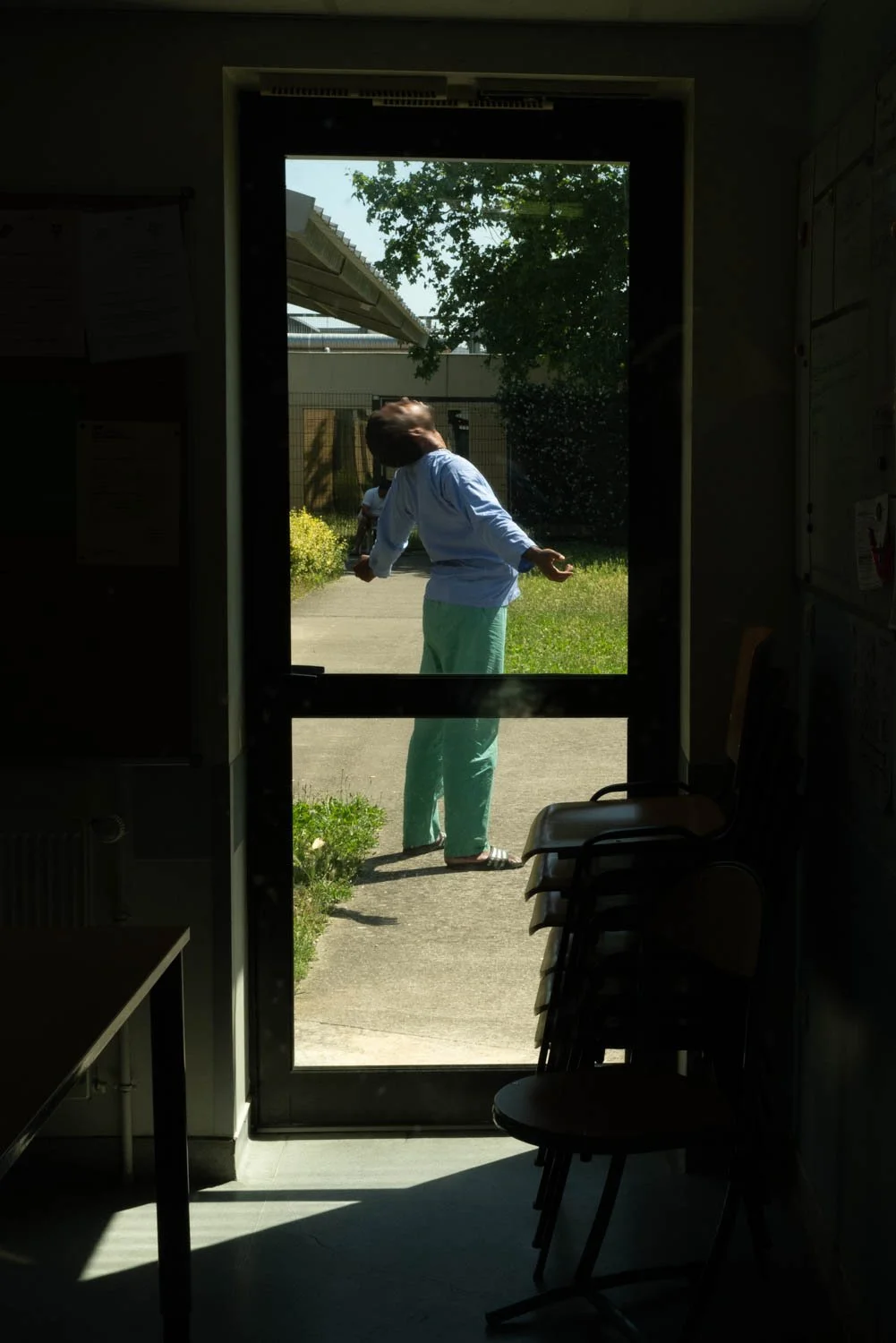 Patient en pyjama jardin ZO unité VG 2 flou KB.jpg