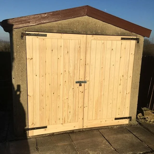 Made to measure softwood garage doors to replace the old ones for a repeat customer .All with solid tongue and groove cladding and diagonal braces as standard.
For all your made to measure garage door enquiries either in hardwood or softwood get in
