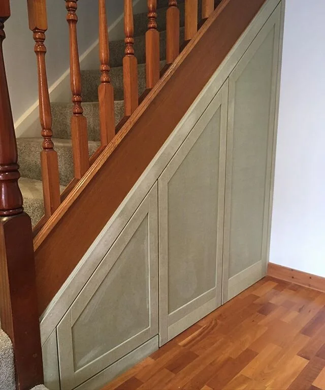 Bespoke under stairs draw storage unit made to customers requirements.
The draw and doors are a shaker style which is very modern looking and are on a simple push to open system .
Making use of all the space whilst making it easily accessible with