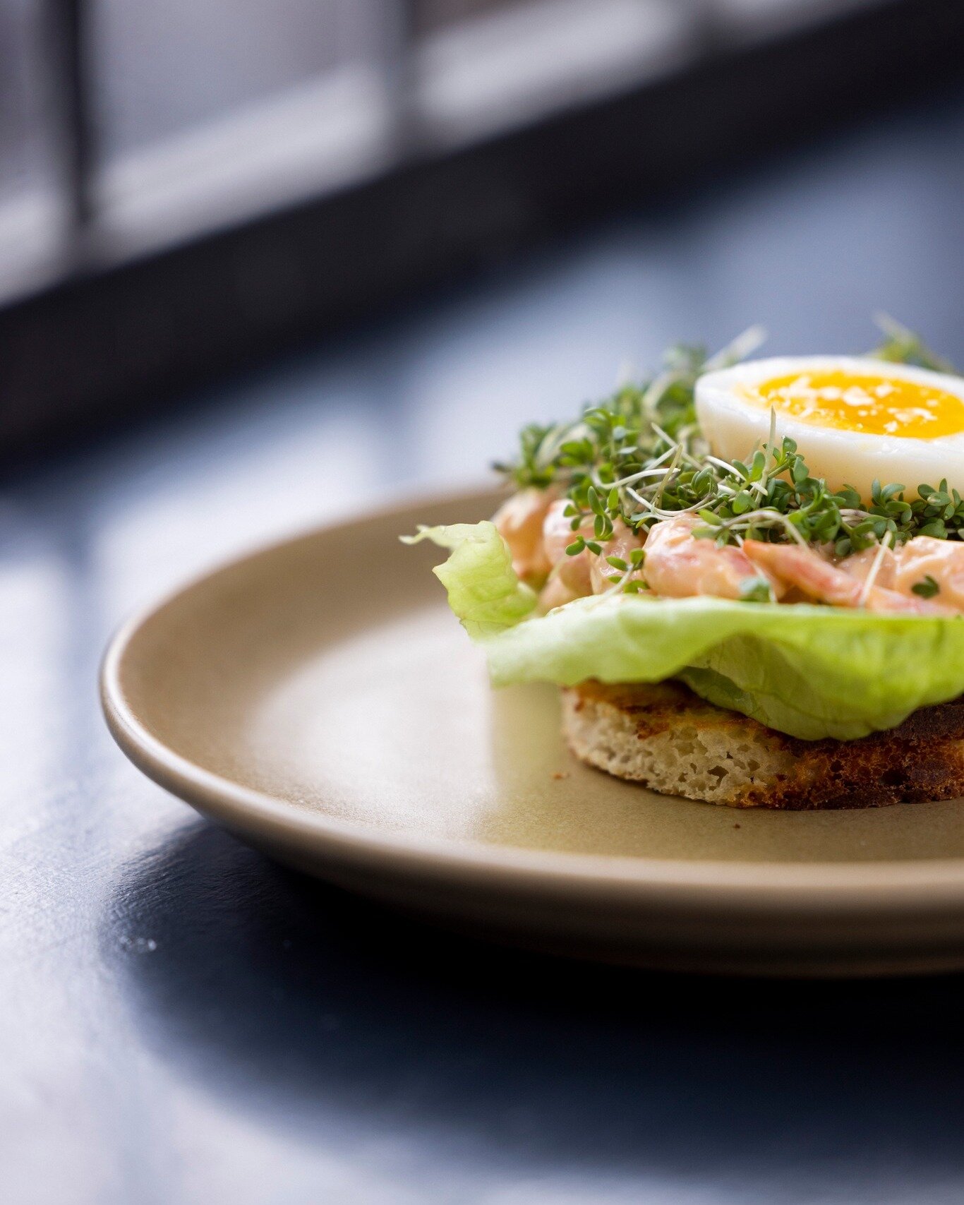 EN LILLE BID AF DANMARK

Danmark er fyldt med gastronomisk historie med b&aring;de nationale retter og egnsbestemte specialiteter. Om du tager til Bornholm eller Skagen er der dog &eacute;n ting, der er sikkert: alle elsker sm&oslash;rrebr&oslash;d! 