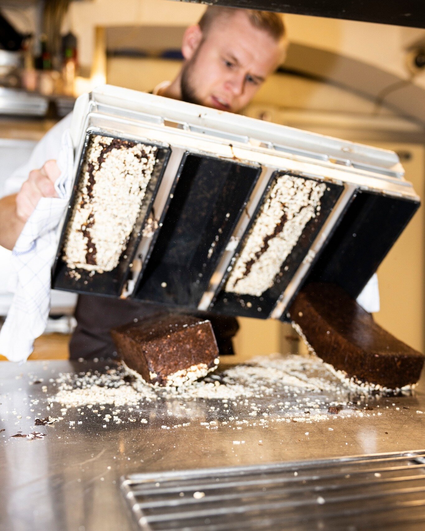 Det tager lang tid at udvikle det perfekte rugbr&oslash;d. Surdejen skal fodres og holdes i live i det uendelige, og opskriften skal forfines. Den rette saft, kraft og syrlighed er altafg&oslash;rende. P&aring; Maven bager vi selvf&oslash;lgelig selv