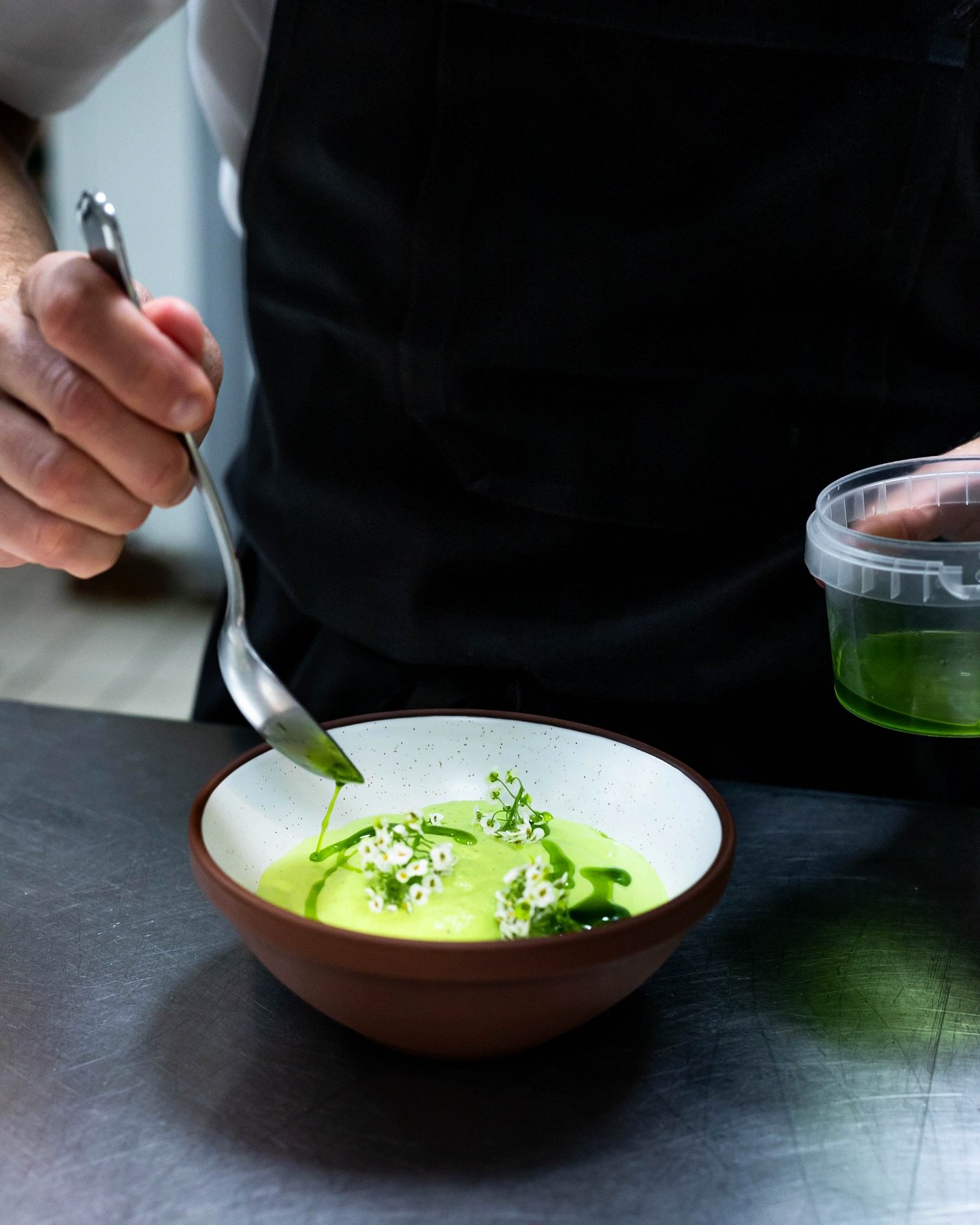 Luftig &aelig;rtesuppe p&aring; menuen🫛💚

Vores nye &agrave; la carte byder blandt andet p&aring; en smagfuld og luftig &aelig;rtesuppe med &oslash;kologisk &aelig;ggeblomme, grillede &aelig;rter og syrlige ribs. 

Kom forbi og smag den i vores smu
