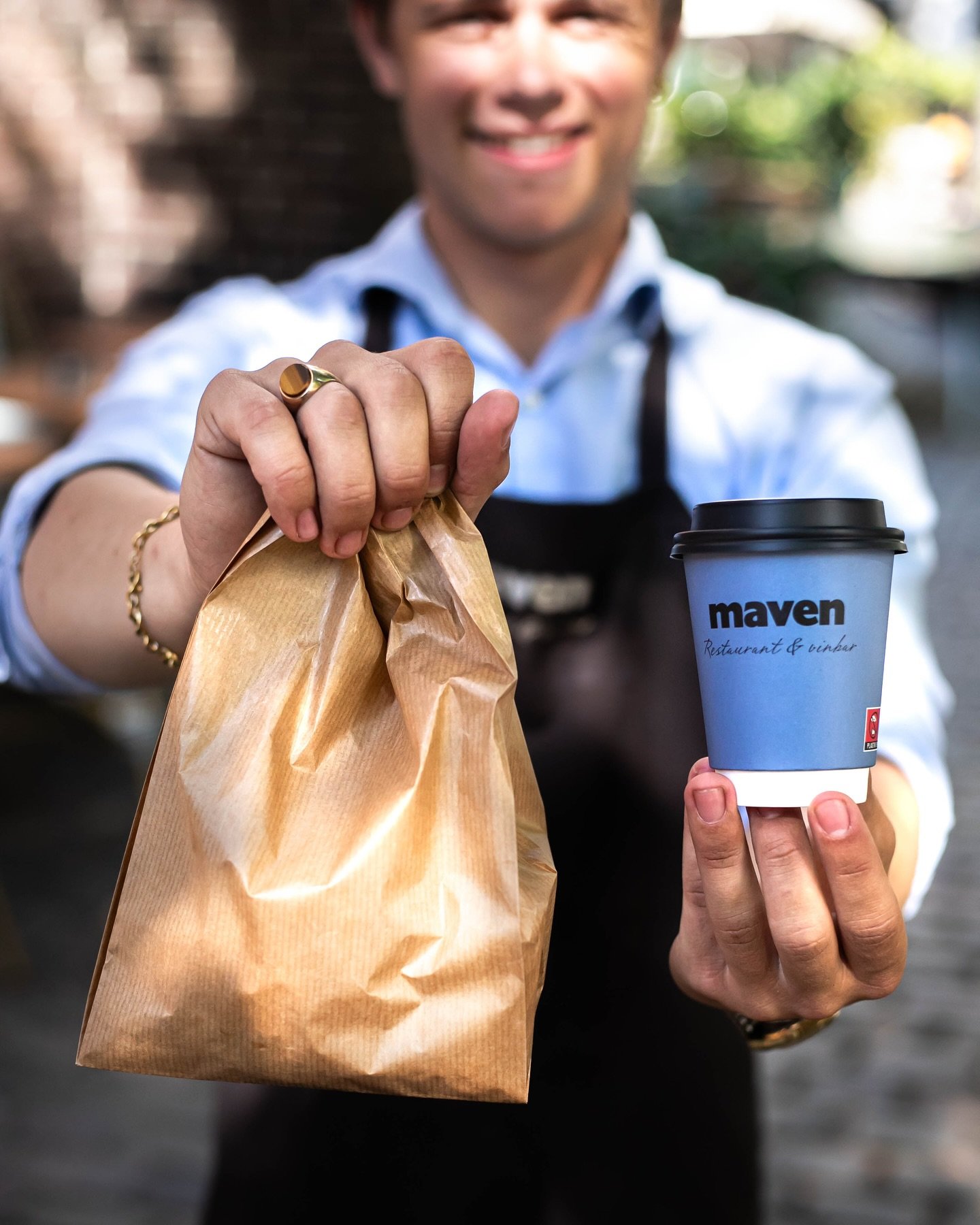 Travl morgen? Morgenmad p&aring; farten?
Vi pakker den til dig &ndash; nemt, hurtigt og l&aelig;kkert, s&aring; du ikke g&aring;r sulten videre! F&aring;s mellem 8-11 ☕️ 🥐 

V&aelig;lg mellem vores surdejsbolle, sm&oslash;rcroissant og kaffe to-go! 