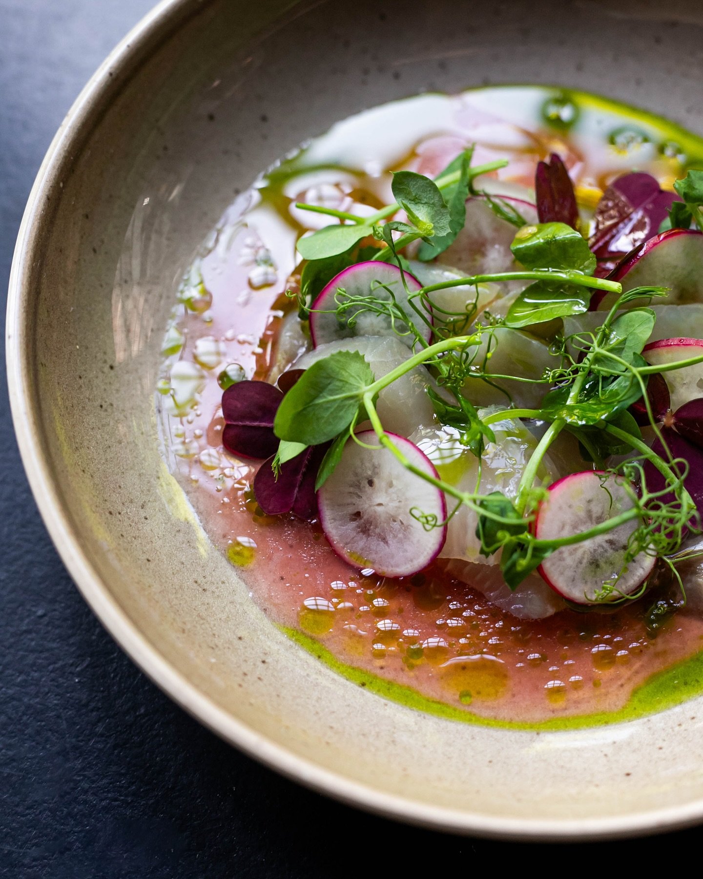 Nyhed p&aring; aftens &agrave; la carte kort 🐟😍

Sandart serveret med hybenrose, porre og spr&oslash;de radiser - en let og smagfuld ret, der emmer af for&aring;r.&nbsp;

Vi ses p&aring; Maven ❤️