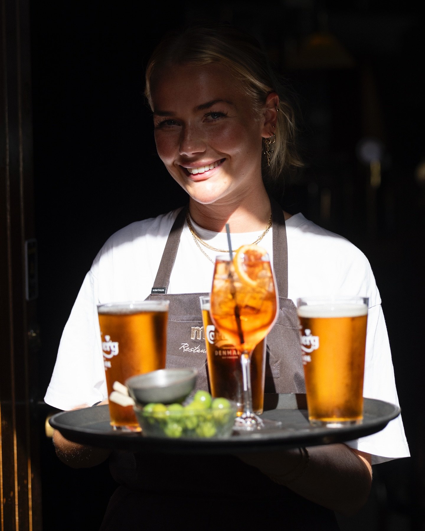 Ingen weekendplaner? Hvad med en Mavens Spritz i den sk&oslash;nne majsol?😍☀️

Vores store terrasse er &aring;ben for sommeren, og vi st&aring;r klar med kolde drikke og l&aelig;kre retter midt p&aring; Nikolaj Plads.

Book dit bord nu eller kig for