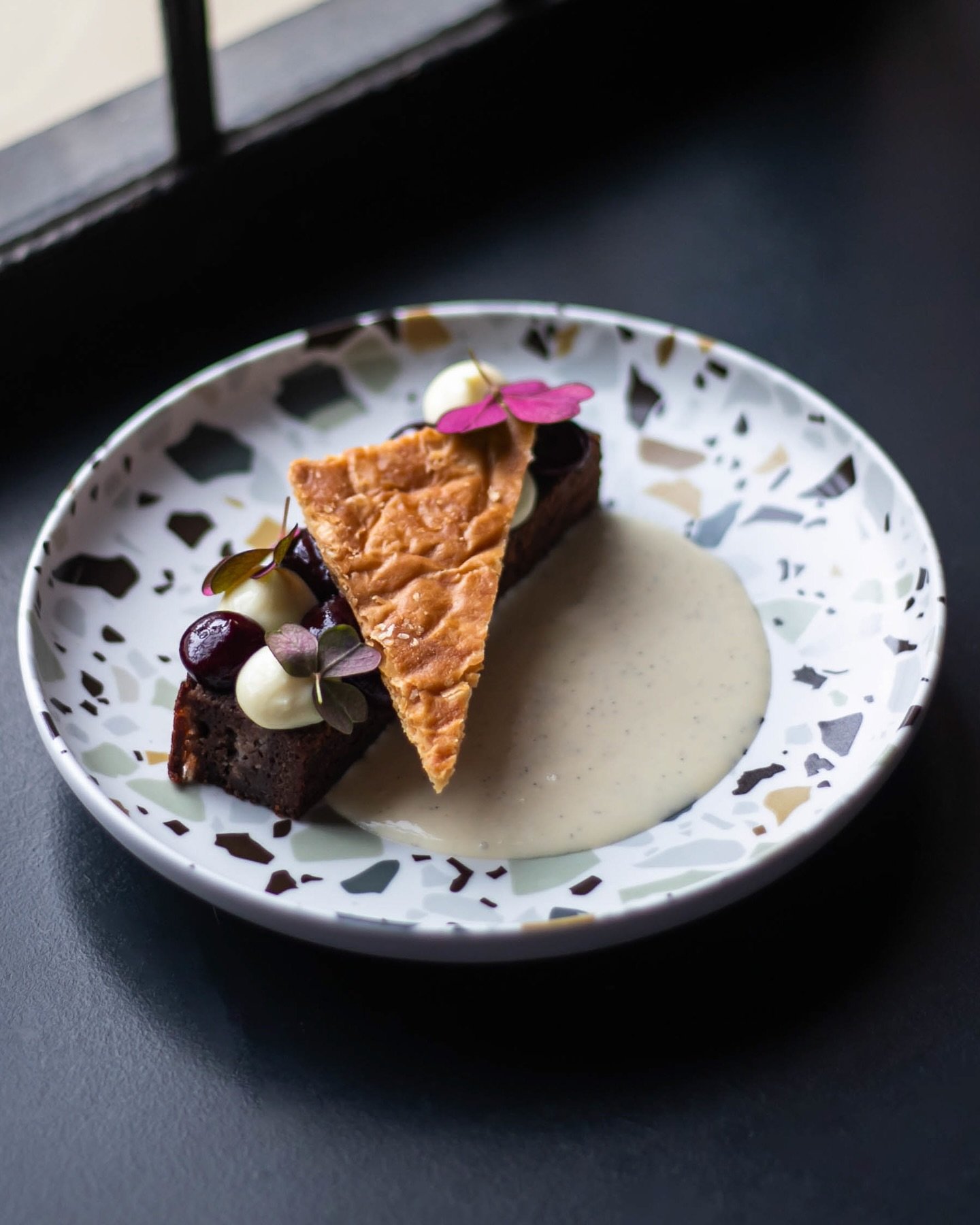Er der ikke altid plads til lidt s&oslash;dt?😛🍰
Pr&oslash;v vores chokoladedessert med m&oslash;rk chokolade, hvid chokolade og solb&aelig;r &ndash; en perfekt afslutning p&aring; dit m&aring;ltid hos Maven!

Se hele vores &agrave; la carte p&aring