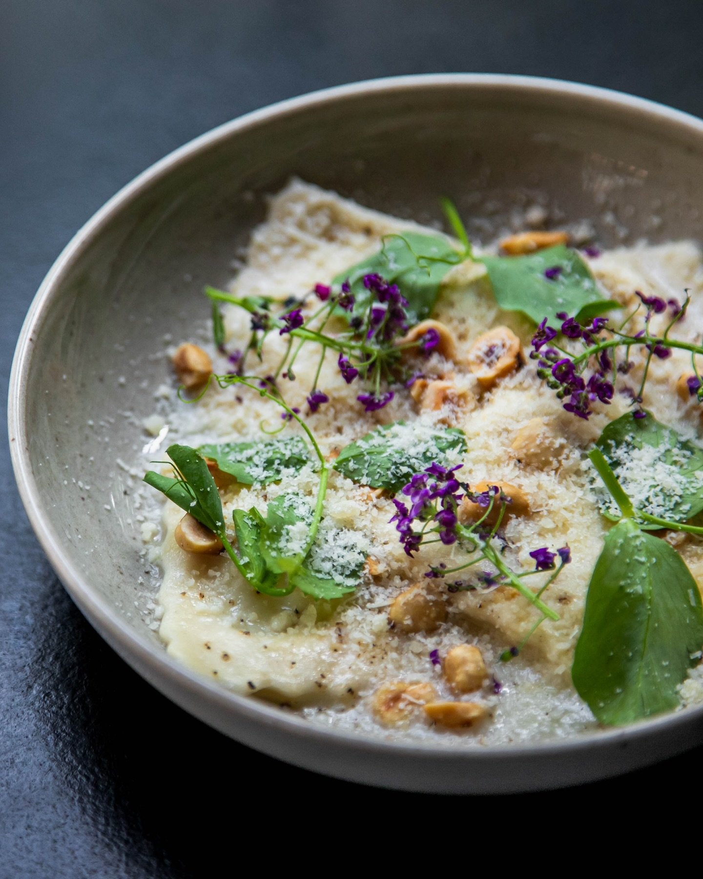 Fork&aelig;l dig selv med Mavens &agrave; la carte-retter!😍
Vi anbefaler 3-4 retter per person &ndash; og der er noget for enhver smag. Uanset om du er til oksetatar, sandart med hybenrose eller denne smagfulde ravioli med ricottacreme, s&aring; lov
