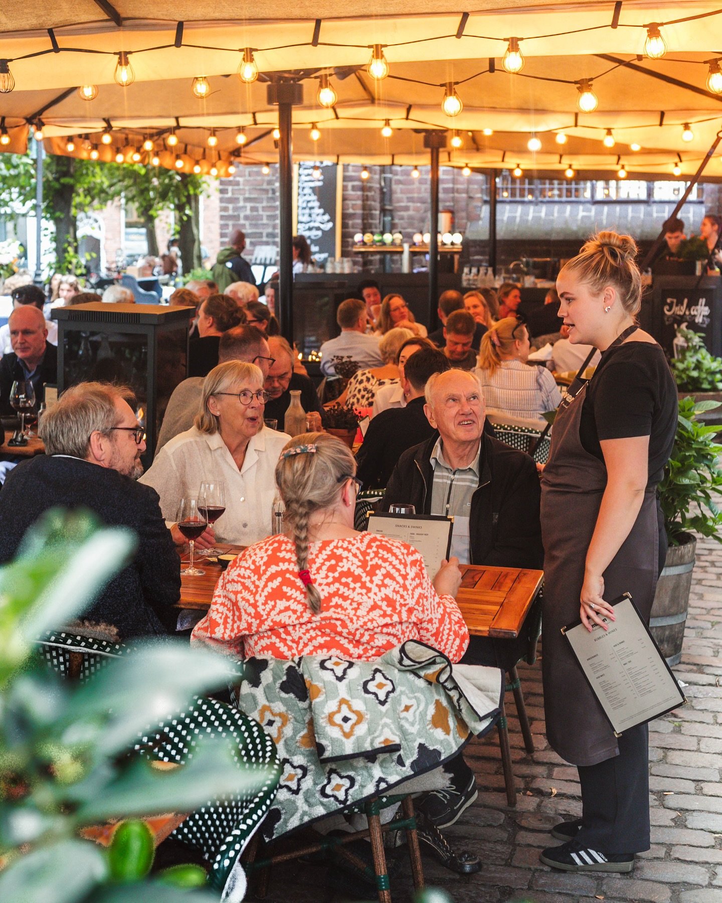 Copenhagen Jazz Festival 2025 p&aring; Maven 🎷
D. 4/7 starter @cphjazz, og traditionen tro kan du opleve live jazz p&aring; vores store terrasse fra d. 4/7 til d. 12/7 [swipe for det fulde problem]

Nyd en stemningsfuld aften med vores 4-retters jaz
