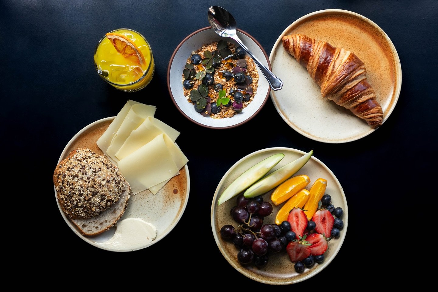 Har du pr&oslash;vet morgenmad p&aring; Maven? ☕️
Spr&oslash;de sm&oslash;rcroissanter, surdejsboller med Vesterhavsost, iskold juice og varm kaffe. Vi st&aring;r tidligt op og har sammensat en morgenmad, der har noget for enhver &ndash; ogs&aring; t
