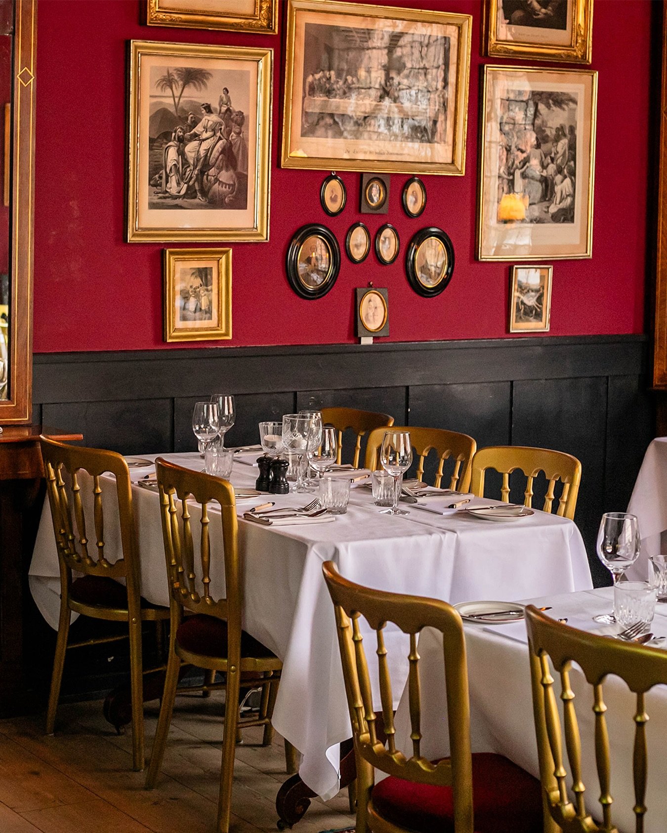 Kulturnatten p&aring; Restaurant Maven 🌙
P&aring; fredag den 10. oktober afholdes der @kulturnatten i K&oslash;benhavn, og vi inviterer indenfor i vores smukke selskabslokaler p&aring; Nikolaj Plads! Oplev stemningen i de historiske rum og nyd en sm