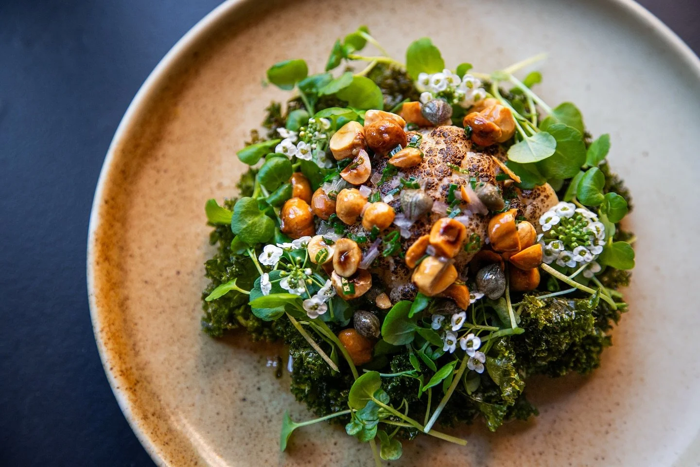 Dining Week starter i dag 🍽️🍂 
Vi gl&aelig;der os til at byde jer velkommen til efter&aring;rs @diningweek, hvor vi serverer to forskellige 3-retters menuer: en klassisk og en vegetarisk. 

Pr&oslash;v fx @restaurantmaven blomk&aring;l i brunet sm&