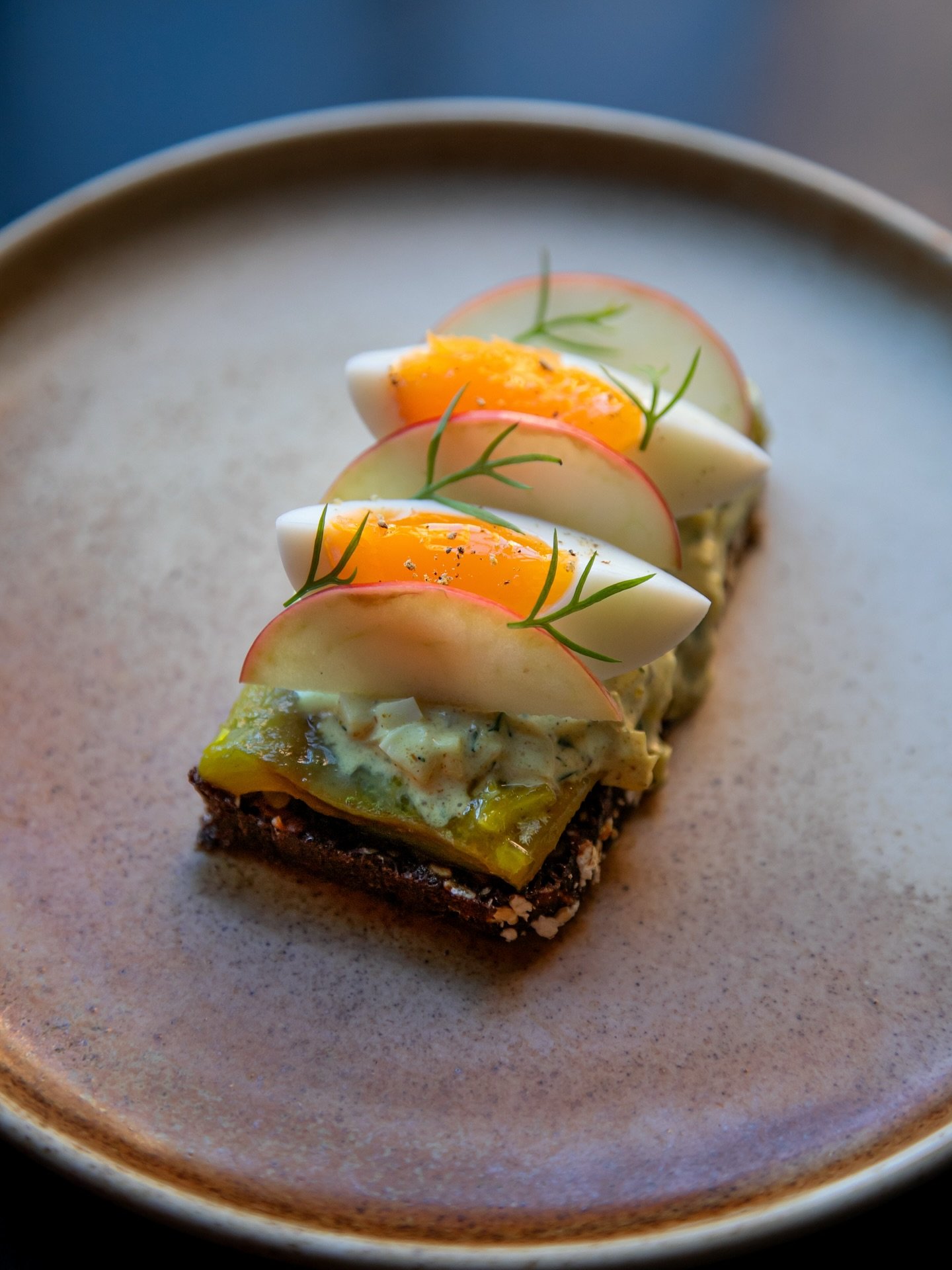 Ny s&aelig;son = ny frokostmenu hos Maven 🍂
Vi har skiftet menuen ud og byder nu p&aring; &aring;rstidens bedste r&aring;varer i klassisk @restaurantmaven stil!
Gl&aelig;d dig til karrysild med smilende &aelig;g og &aelig;ble, vores hjemmer&oslash;g