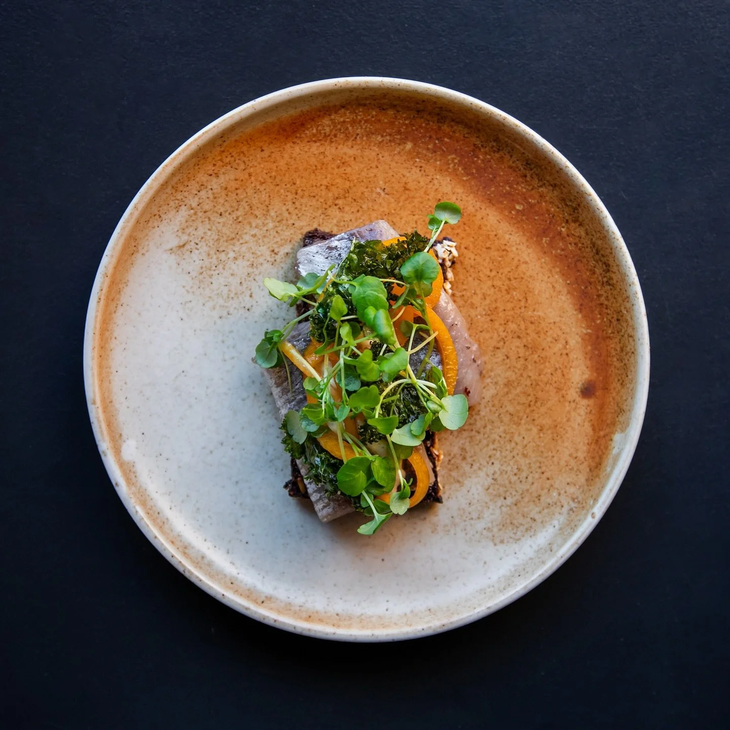 Nyhed p&aring; frokostkortet! Og s&aring; med et twist🥂
Vores Riesling-sild er marineret i Riesling, toppet med safransyltede r&oslash;dl&oslash;g og dijon- &amp; pebercr&egrave;me. Et friskt pust p&aring; frokostmenuen! Kom forbi Nikolaj Plads og s