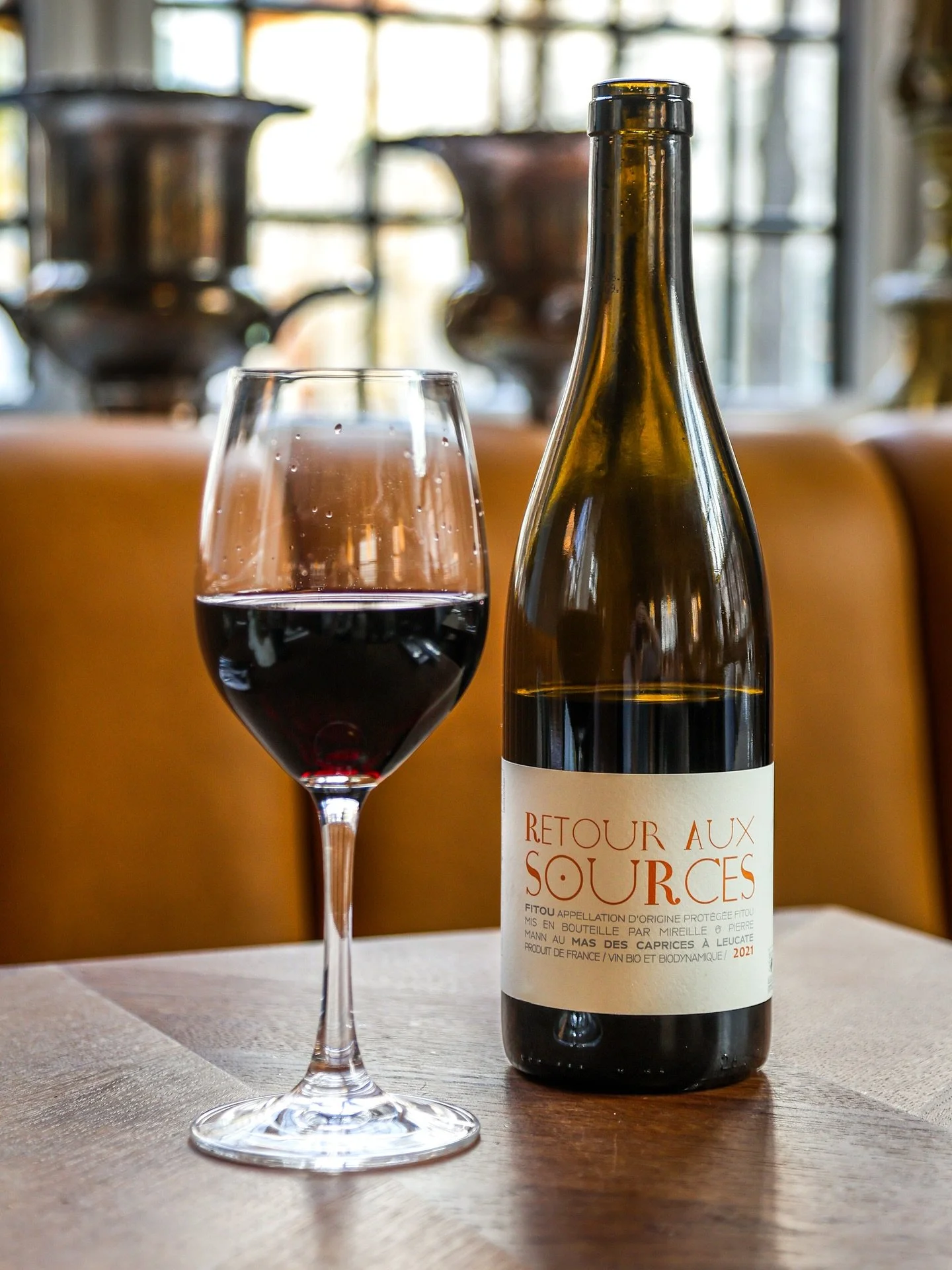 Ugens vin p&aring; glas 🍇
Et strejf af Sydfrankrig i glasset - en fyldig og elegant r&oslash;dvin med noter af chokolade, blodappelsin og frisk frugt. Denne vin fra @masdescaprices i Fitou, Languedoc-Roussillon, er et klassisk blend af Carignan, Gre