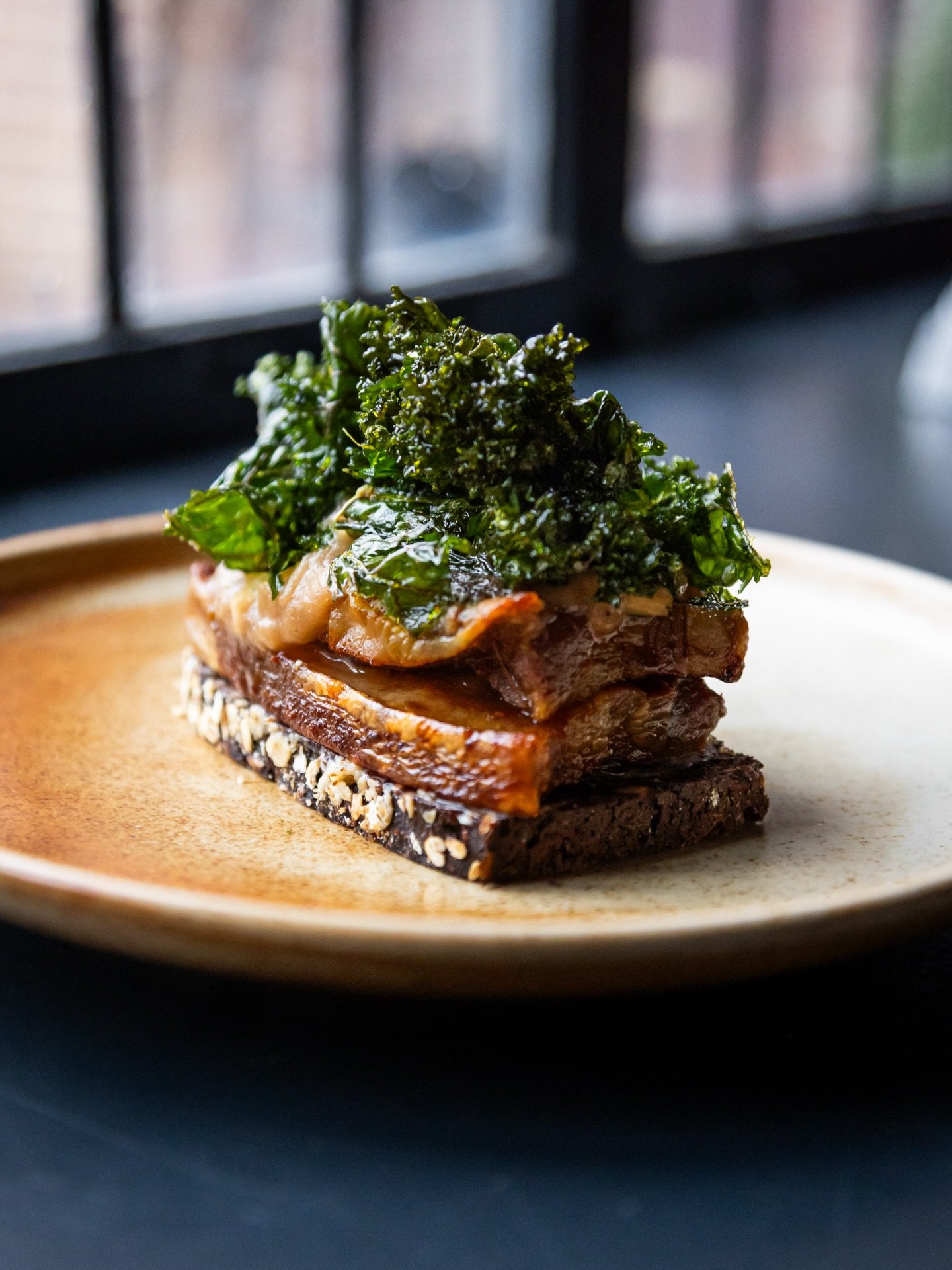 Mavens julefrokostmenu 🎄🍽️
Julen er landet p&aring; @restaurantmaven, og traditionen tro byder vi p&aring; en klassisk julefrokostmenu best&aring;ende af fire serveringer:

Karrysild med smilende &aelig;g og &aelig;ble, Mavens hjemmer&oslash;gede l