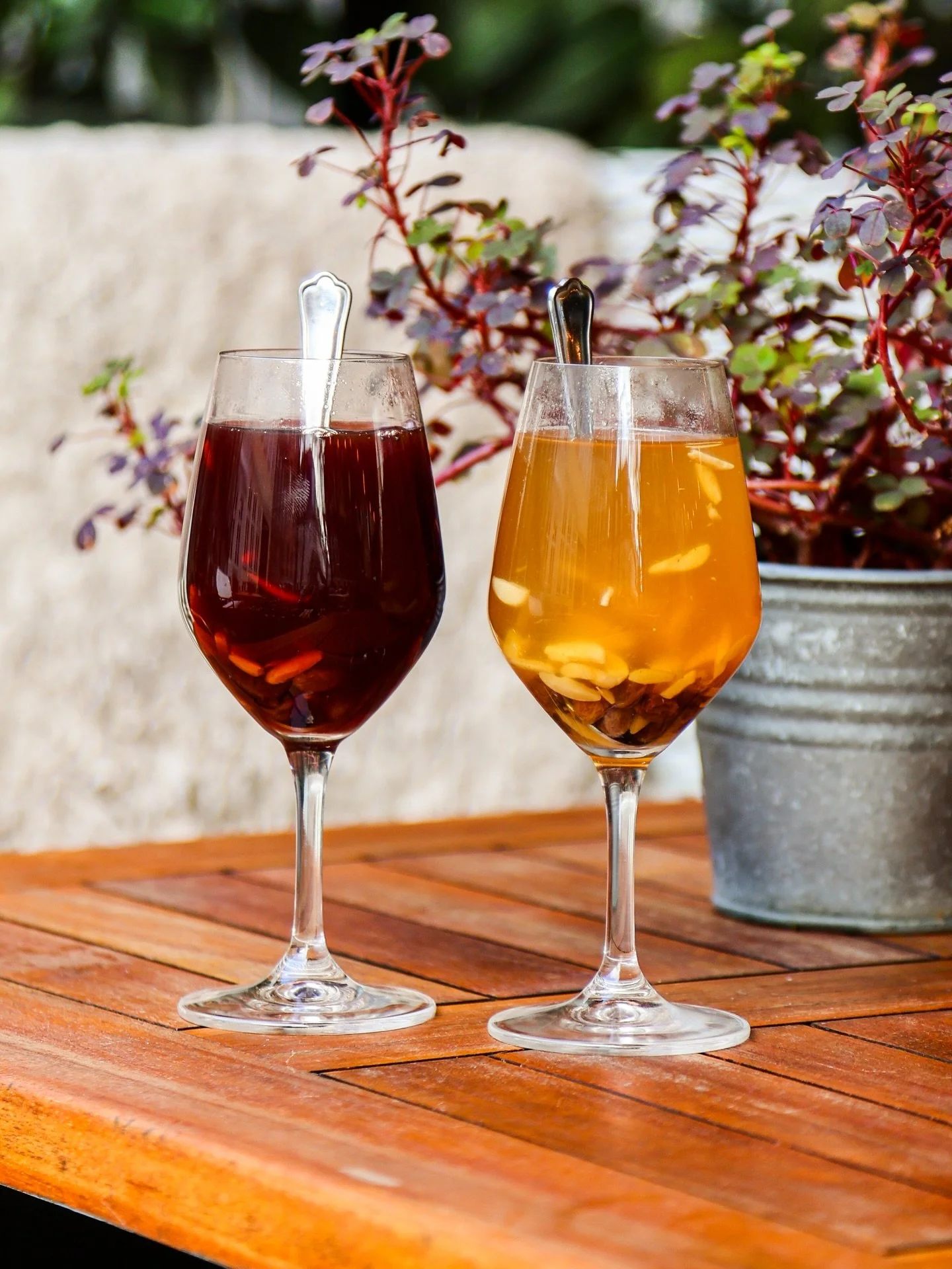 Kom i julestemning p&aring; Maven🎄
Hos @restaurantmaven serverer vi b&aring;de hvid og r&oslash;d gl&oslash;gg - lavet p&aring; masser af k&aelig;rlighed og et dejligt skv&aelig;t alkohol🎅🤍 Nyd dem i restauranten eller p&aring; vores hyggelige ter