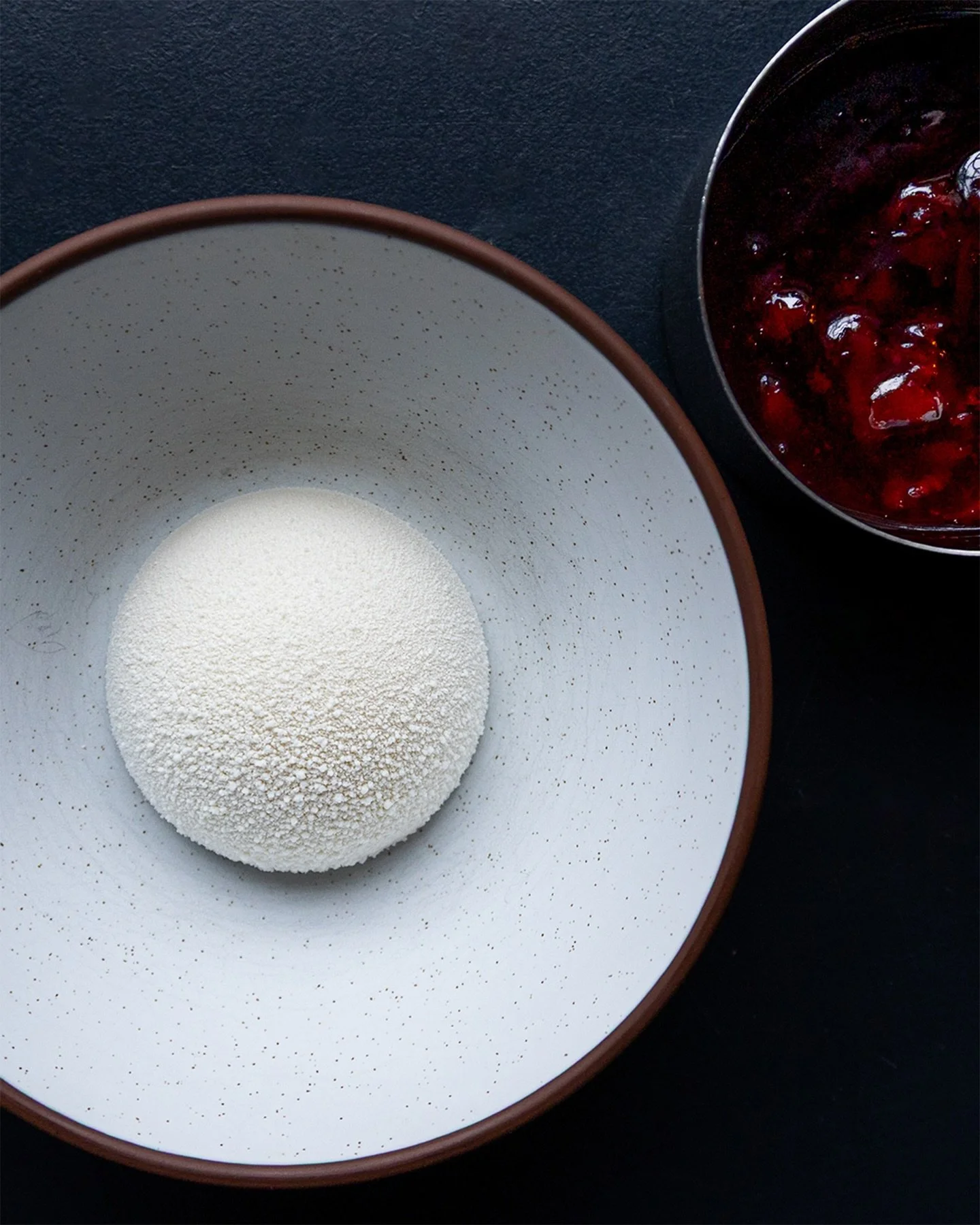 Mavens Risalamande ❄️
Vores risalamande er lavet p&aring; hvid chokolade og toppet med varm kirseb&aelig;rsauce, som smelter sammen og giver en rund, silkebl&oslash;d og cremet smagsoplevelse🎄 F&aring;s kun under frokostmenuen❤️ 

Kom i julestemning