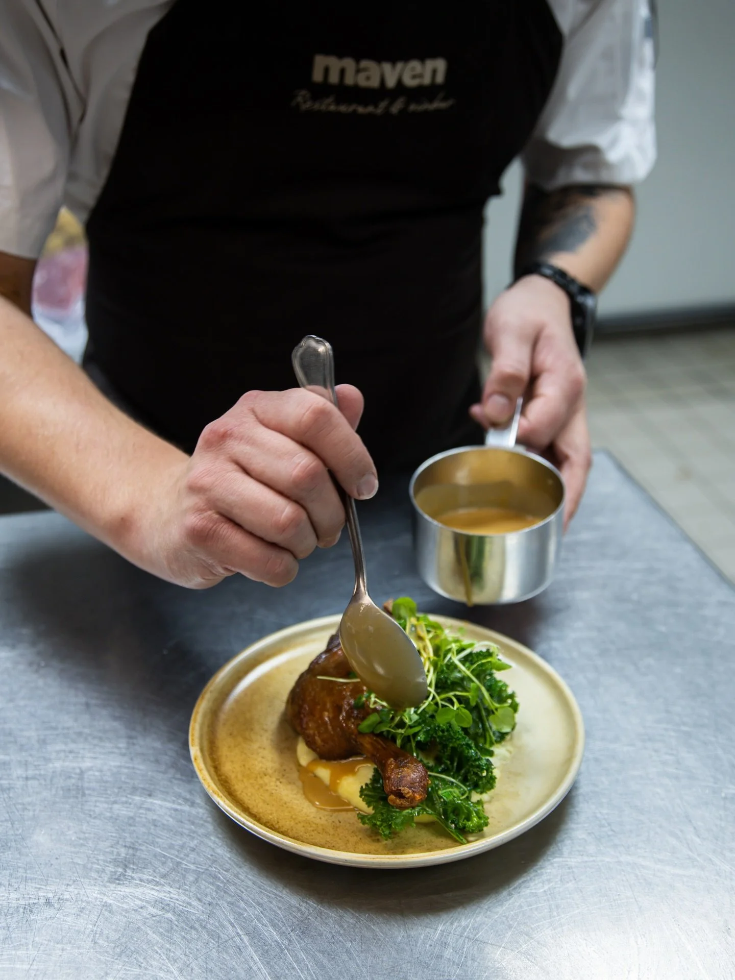 Confiteret andel&aring;r p&aring; menuen 🍽️🎄
I vores juleselskabsmenu finder du bl.a. confiteret andel&aring;r med syndig kartoffelpur&eacute;, sauteret k&aring;l og en sherrysauce med Madagaskarpeber. En dyb, varm og fyldig servering, der indkapsl