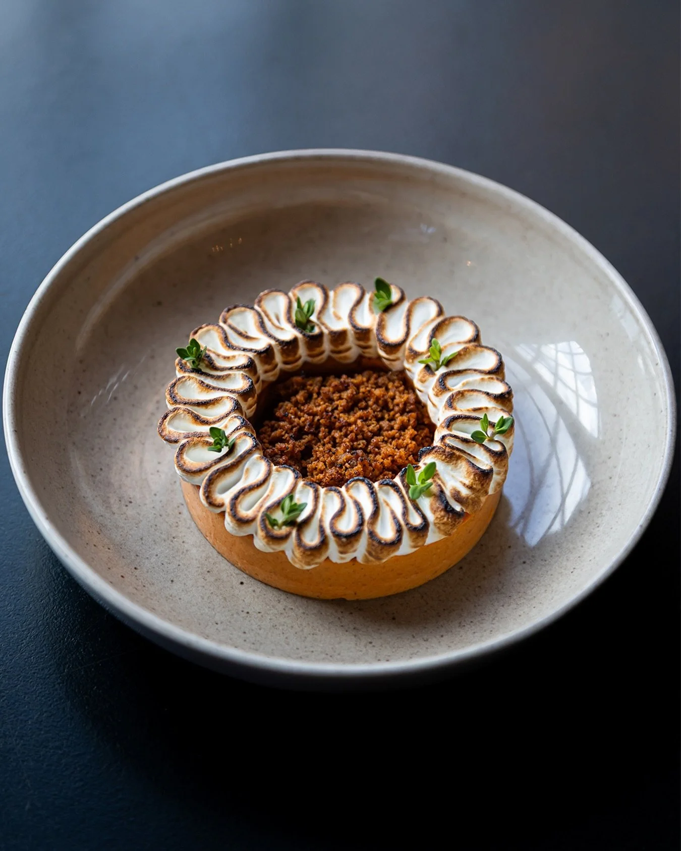 Mavens Gr&aelig;skar Cheesecake🎄
Kom og smag denne smukke og silkebl&oslash;de dessert - lavet p&aring; citrontimian og toppet med letbr&aelig;ndt schweizisk marengs. En elegant og julet servering, hvor de varme smage m&oslash;der en let, frisk afsl