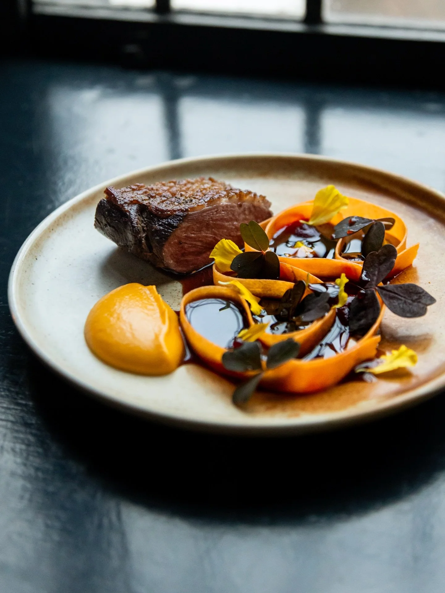 Andebryst med portvinsglace, r&oslash;dbedepur&eacute; og spr&oslash;d butternut-crudit&eacute;🎄

En elegant og fyldig servering, hvor det m&oslash;re andebryst m&oslash;der s&oslash;dme, dybde og vinterens smage.

En del af @restaurantmaven 4-rette