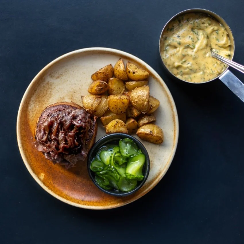 Ugens tavleret er klar 🍽️
I denne uge serverer vi herreg&aring;rdsb&oslash;f med stegte kartofler, agurkesalat og bearnaisesauce - kun 245 kr. Aftensmad til en god pris! 

Kom forbi og nyd et smagfuld aftensm&aring;ltid ❤️

#restaurantmaven #tavlere