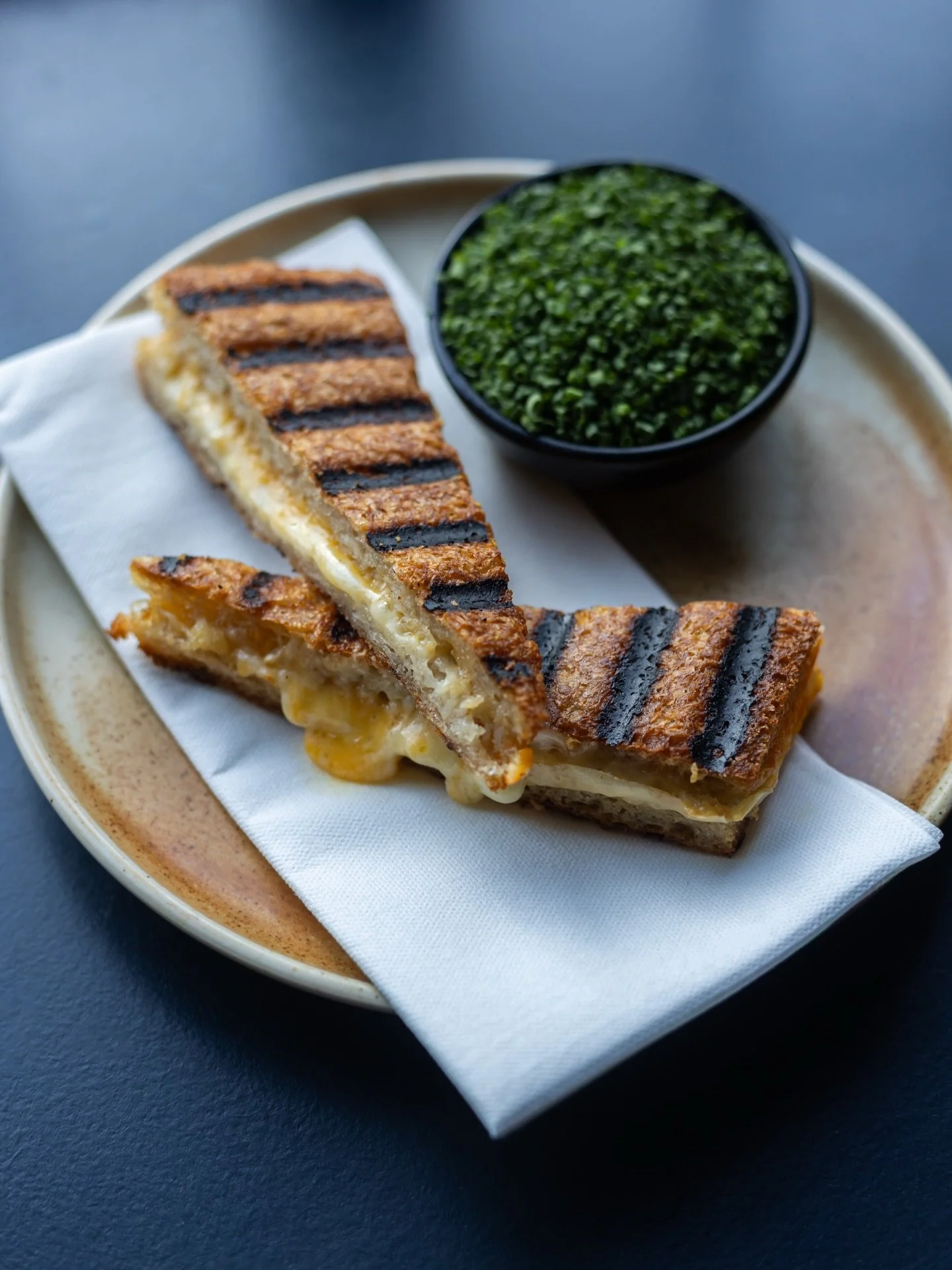 Ny morgenmad p&aring; menuen ☕️
Vi har opdateret morgenkortet hos @restaurantmaven, hvor du nu kan f&aring; r&oslash;r&aelig;g med purl&oslash;g p&aring; grillet br&oslash;d, grilled cheese med gruy&egrave;re, vesterhavsost, cheddar og dijonnaise sam