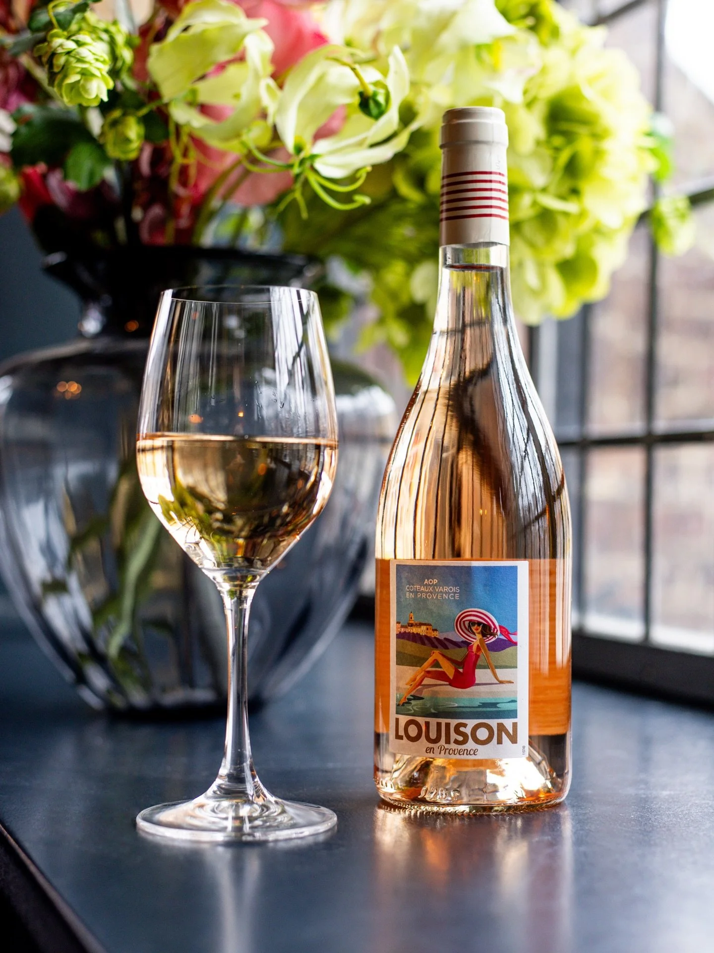 Ugens vin p&aring; glas - Provence Ros&eacute; fra Louison 🍓
Selvom K&oslash;benhavn er d&aelig;kket af sne, kan smagen af denne friske og saftige ros&eacute; f&aring; os til at dr&oslash;mme om sol og sommer. Med noter af jordb&aelig;r, hindb&aelig