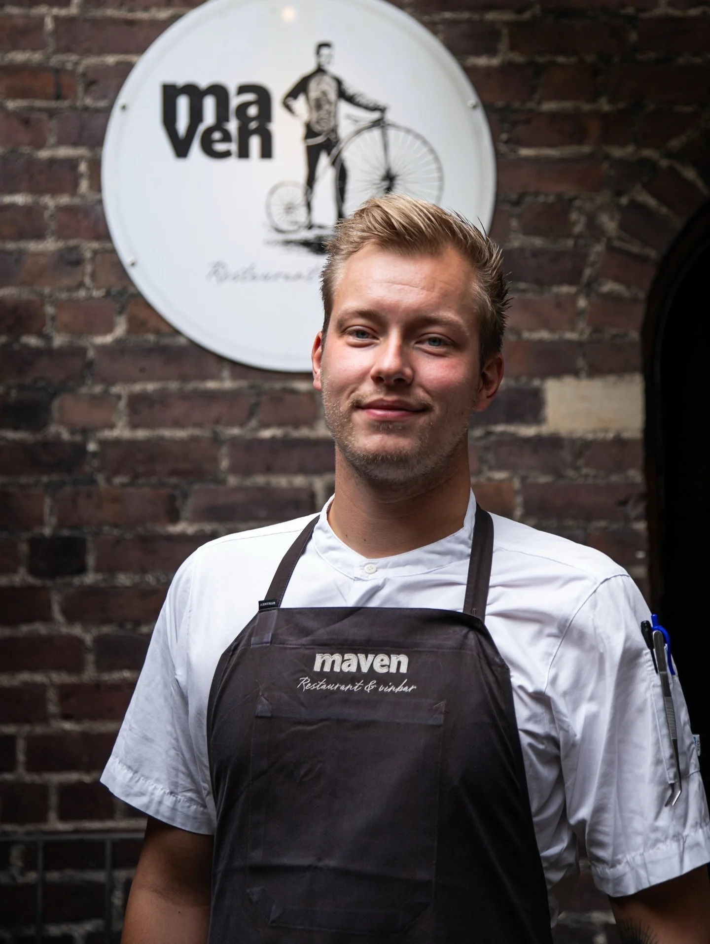 M&oslash;d Mavens k&oslash;kkenchef Claes👨&zwj;🍳
Med stor passion for det franske k&oslash;kken og blik for de sm&aring; detaljer, s&aelig;tter han retningen i k&oslash;kkenet!

Vi har netop opdateret a la carte-kortet med nye sp&aelig;ndende title