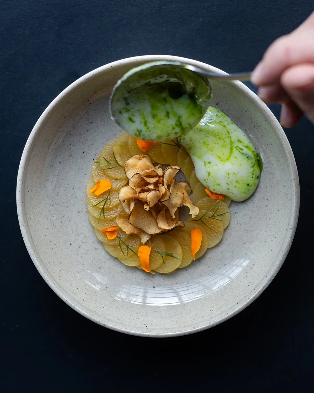 Sidste chance for at deltage i @diningweek 🍽️
S&aelig;t t&aelig;nderne i vores smagfulde 3-retters menu, som byder p&aring; jordskokkebisque med chips, &aelig;bler og purl&oslash;gsolie, kyllingebryst supreme med pommes pur&eacute;, vintergr&oslash;