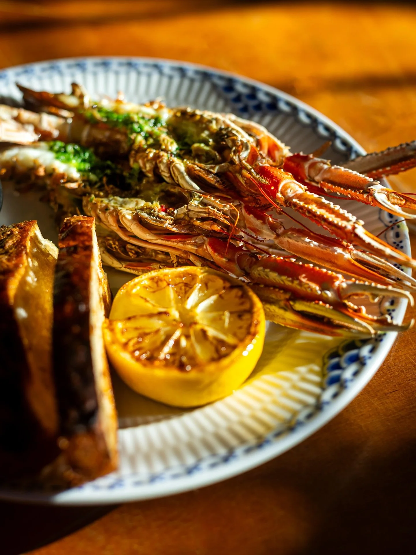 Gratinerede jomfruhummere🦞
For&aring;ret har s&aring; sm&aring;t ramt K&oslash;benhavn, og vores nye &agrave; la carte er landet!

Pr&oslash;v f.eks. vores gratinerede jomfruhummere - en perfekt forret til at starte weekenden. Se alle retterne p&ari
