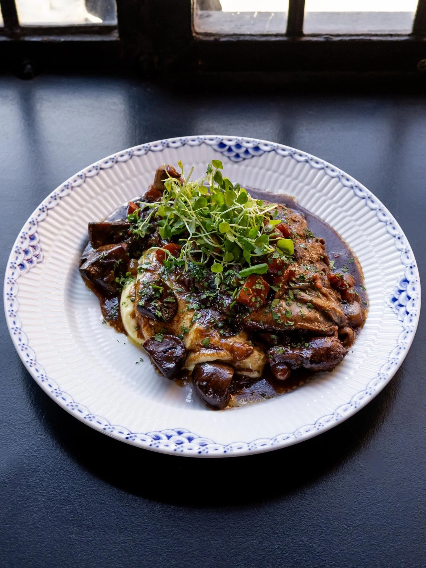 Ugens tavleret: Coq au Vin 🍽️
Vi serverer en klassisk Coq au Vin - langtidsbraiseret kylling i fyldig r&oslash;dvinssauce med bacon, svampe og urter, naturligvis serveret med cremet kartoffelmos.En &aelig;gte fransk klassiker, perfekt til en hyggeli
