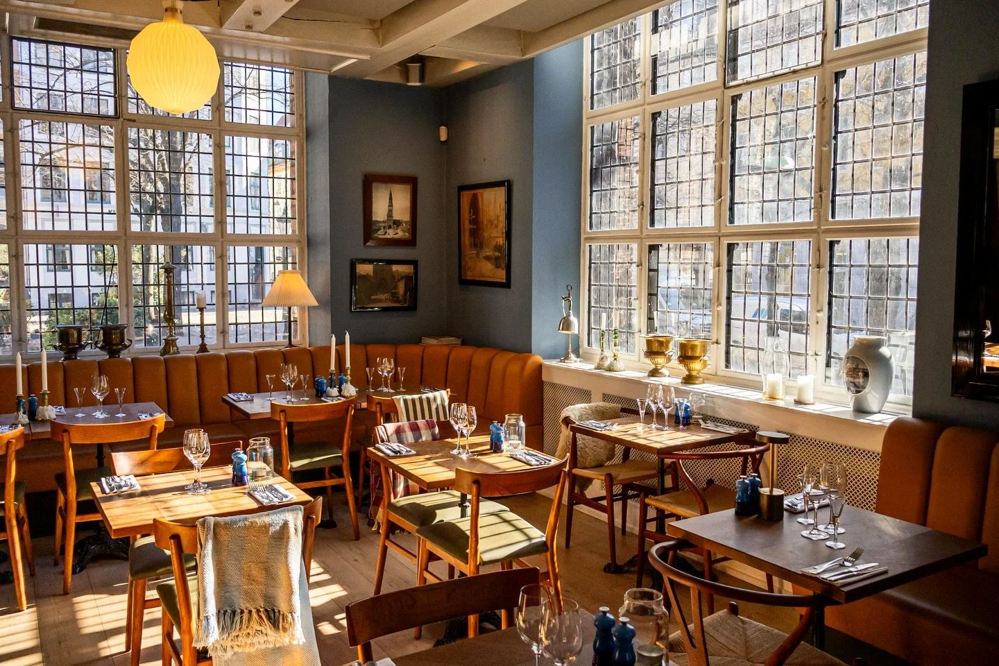 Solen st&aring;r h&oslash;jt over Kongens K&oslash;benhavn☀️❤️
Vi gl&aelig;der os til en weekend p&aring; @restaurantmaven - hvad enten det er til frokost, middag eller et glas vin p&aring; vores solrige terrasse.

Book bord eller kig forbi p&aring; 