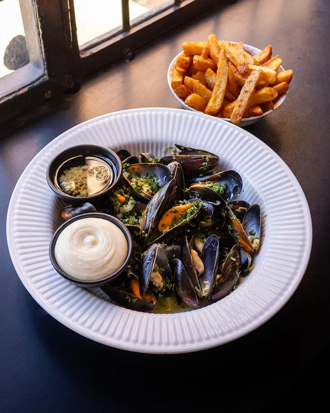Moules marini&egrave;res✨
Bl&aring;muslinger dampet i klassisk marini&egrave;re og serveret med pommes frites, thaibasilikum, friske urter og urtesm&oslash;r. En del af aftenkortet.

Simpelt, smagfuldt og lige til at dele over et godt glas vin.

#res