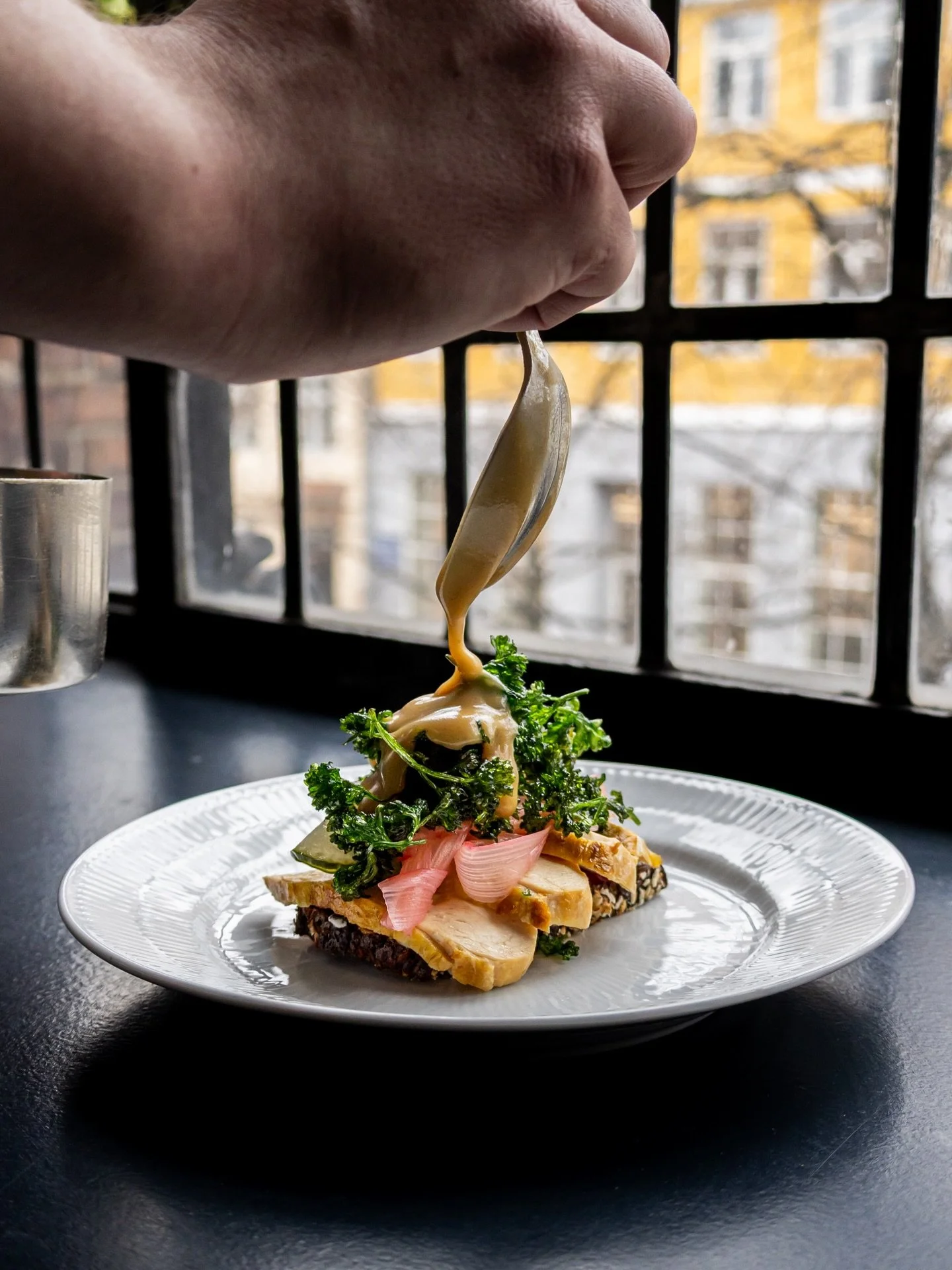 Menuskifte p&aring; @restaurantmaven 😍
Vores frokost- og aftenkort er skiftet ud.
P&aring; frokostkortet finder I blandt andet Kylling Danoise med r&oslash;get kyllingebryst, rabarberkompot, agurkesalat og brun sovs. Eller klassikere som sennepsild 
