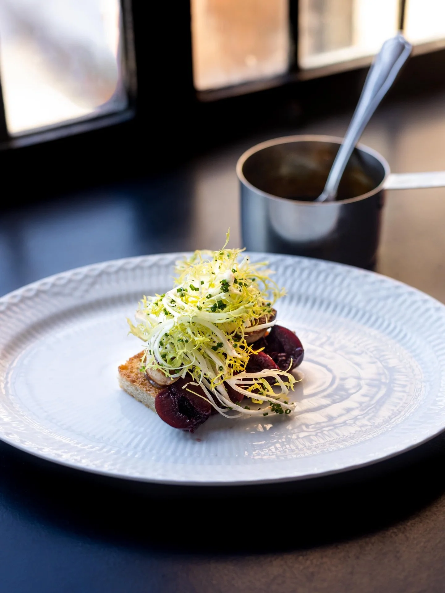 En fransk klassiker 🇫🇷
Stegt foie gras - 50g - serveret med vaniljesyltede svesker og fyldig madeira-sauce. En klassisk fransk delikatesse p&aring; menuen hos @restaurantmaven, b&aring;de til frokost og aften 🍽️

Kom og f&aring; en smagsoplevelse,