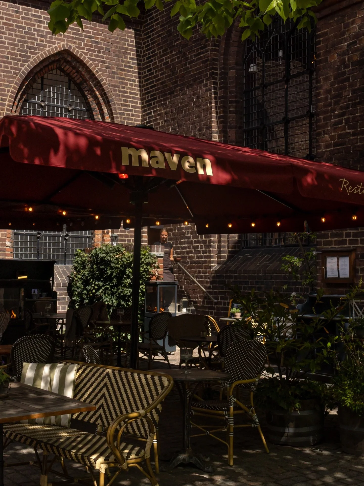 Udeserveringss&aelig;sonen er officielt startet ☀️
Vi har endelig &aring;bnet for servering p&aring; vores hyggelige og solrige terrasse. Vores nye parasoller er oppe, og vores s&oslash;de personale st&aring;r klar til at byde jer velkommen til en go