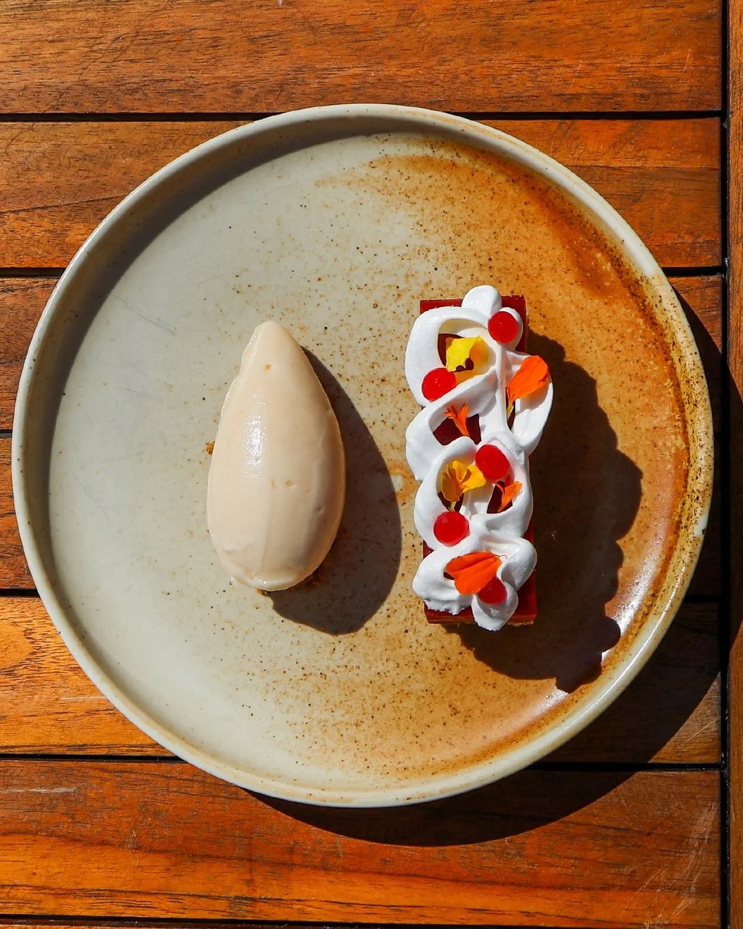 Nyd @restaurantmaven rabarberdessert 🍧
Rabarber med fragilit&eacute;, marengs og Earl Grey &ndash; perfekt til den lille ekstra mave 😋

Book bord p&aring; www.maven.dk eller kig forbi!

#restaurantmaven #k&oslash;benhavn #ibyen #visitcopenhagen #mi